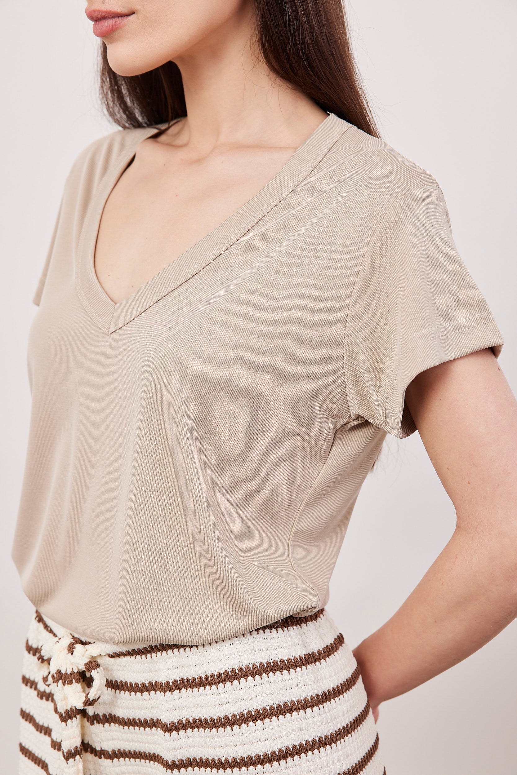 טי-שירט וי בד מודל