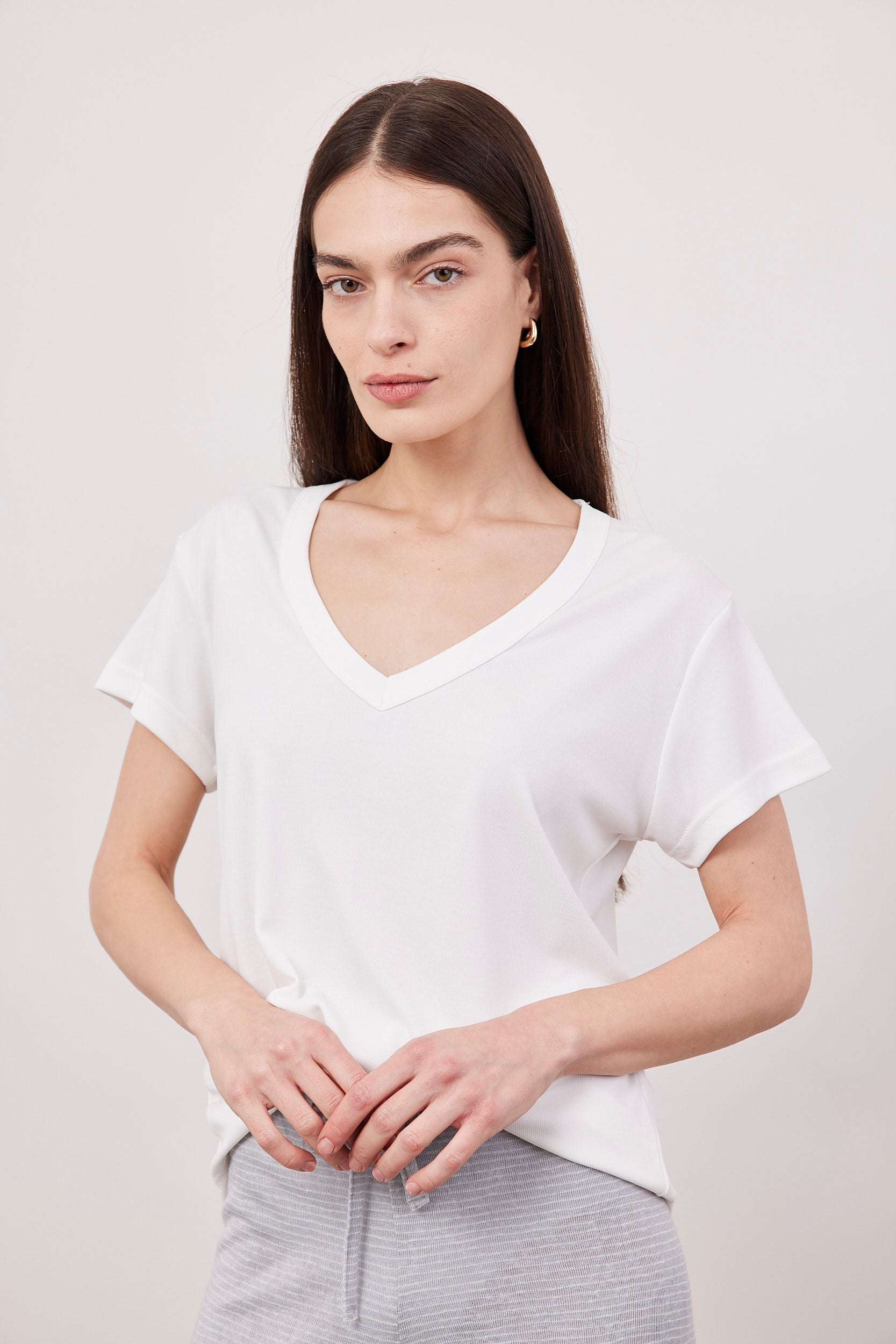 טי-שירט וי בד מודל