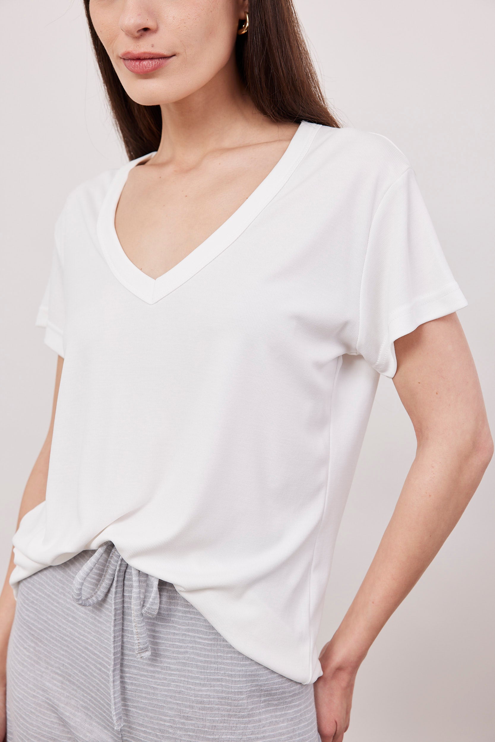 טי-שירט וי בד מודל