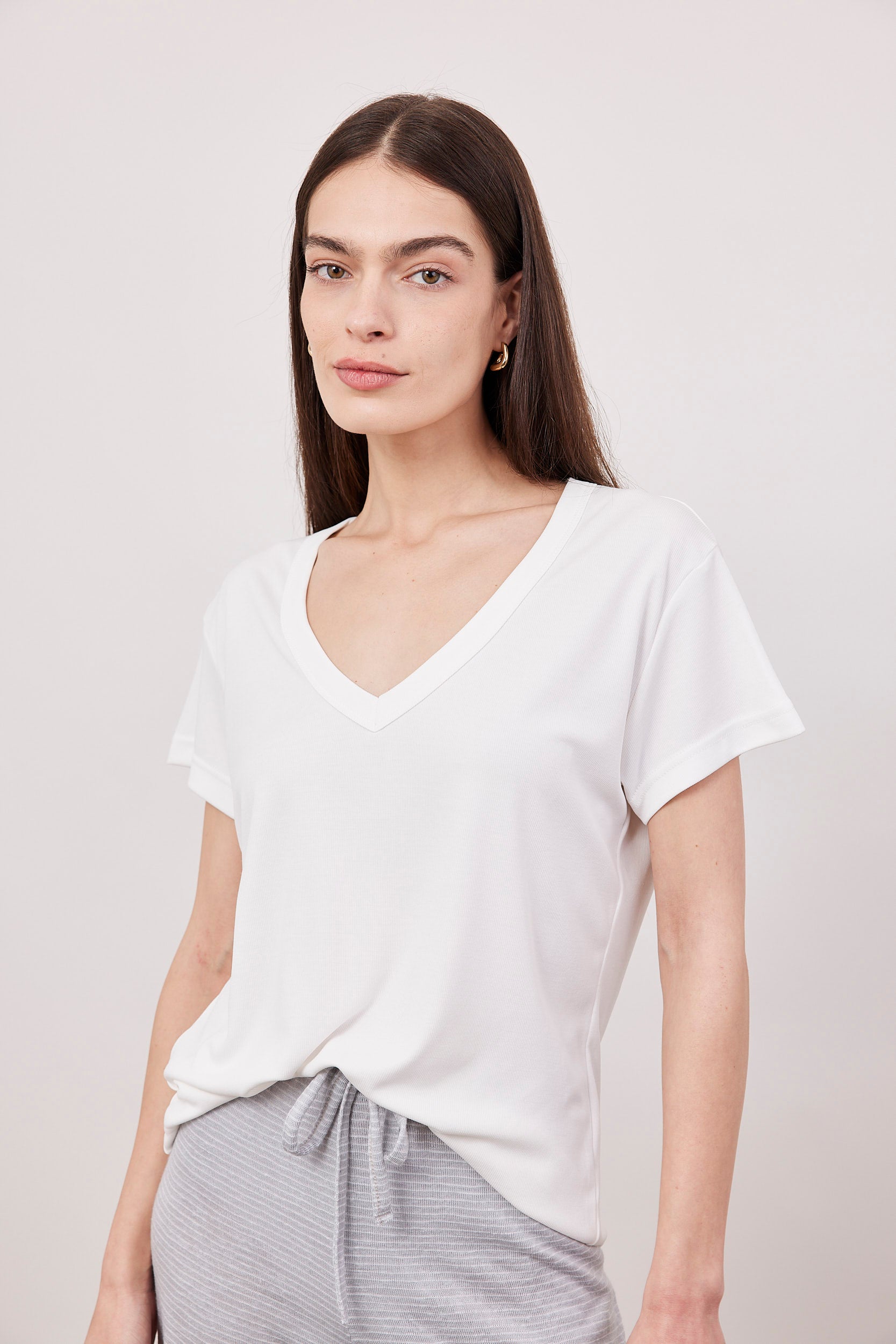 טי-שירט וי בד מודל