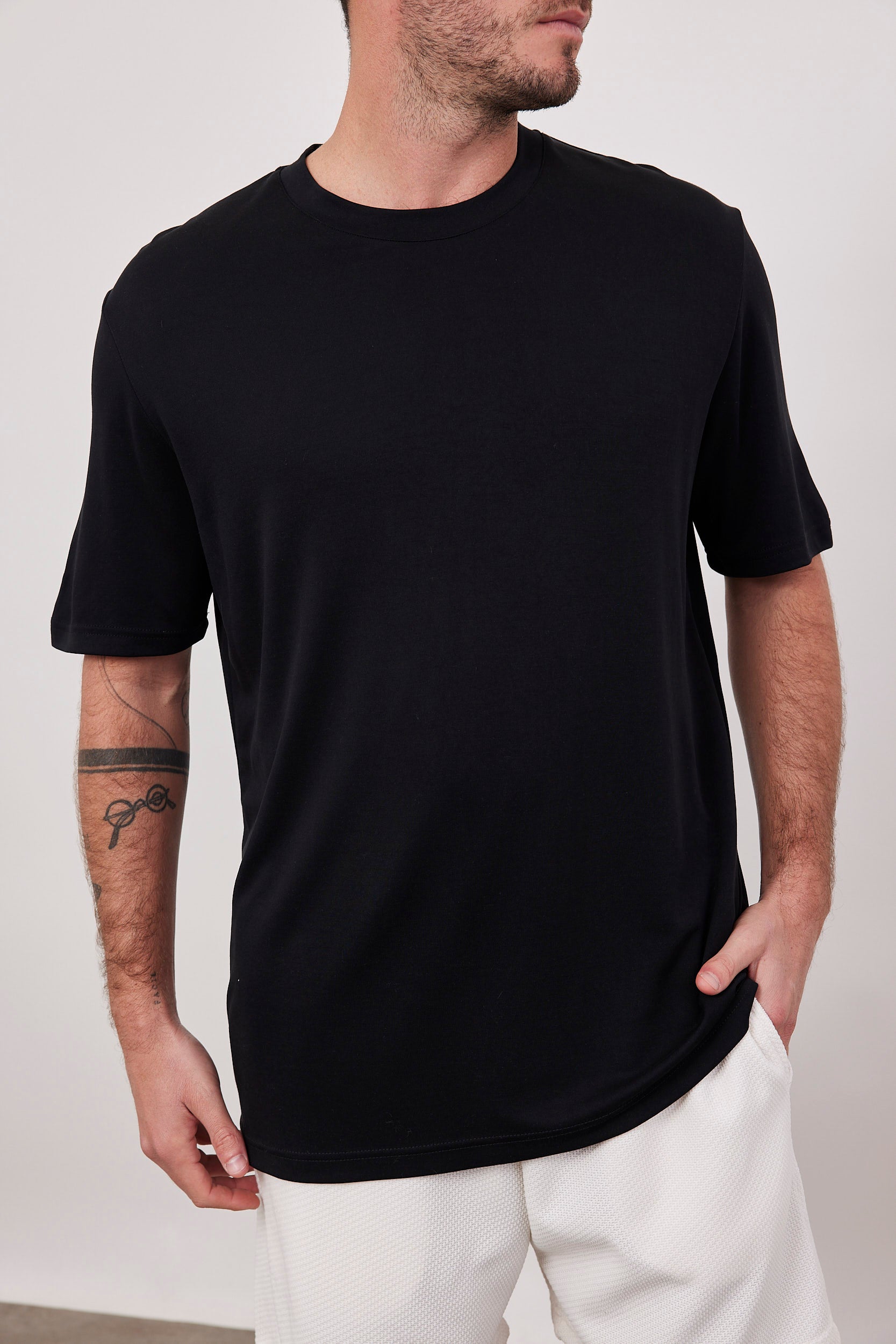 טי שירט מודל