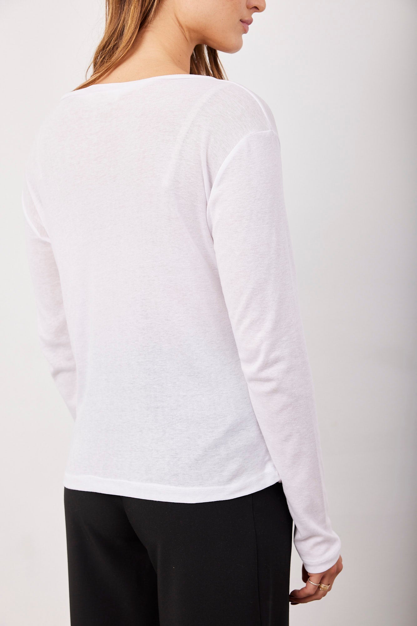 חולצת בייסיק וי שקפקפה - ITAY BRANDS