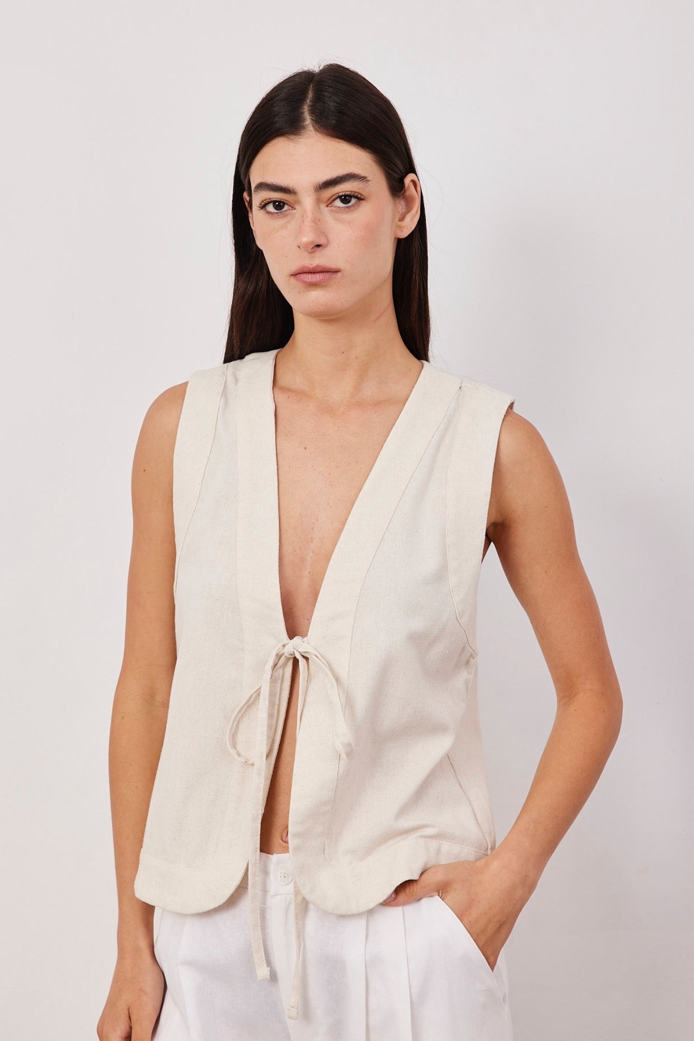 וסט בשילוב פשתן עם קשירה - ITAY BRANDS