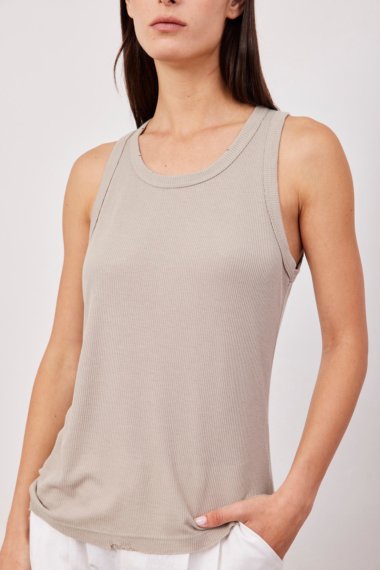 גופיה מבד רך בשילוב קרעים - ITAY BRANDS