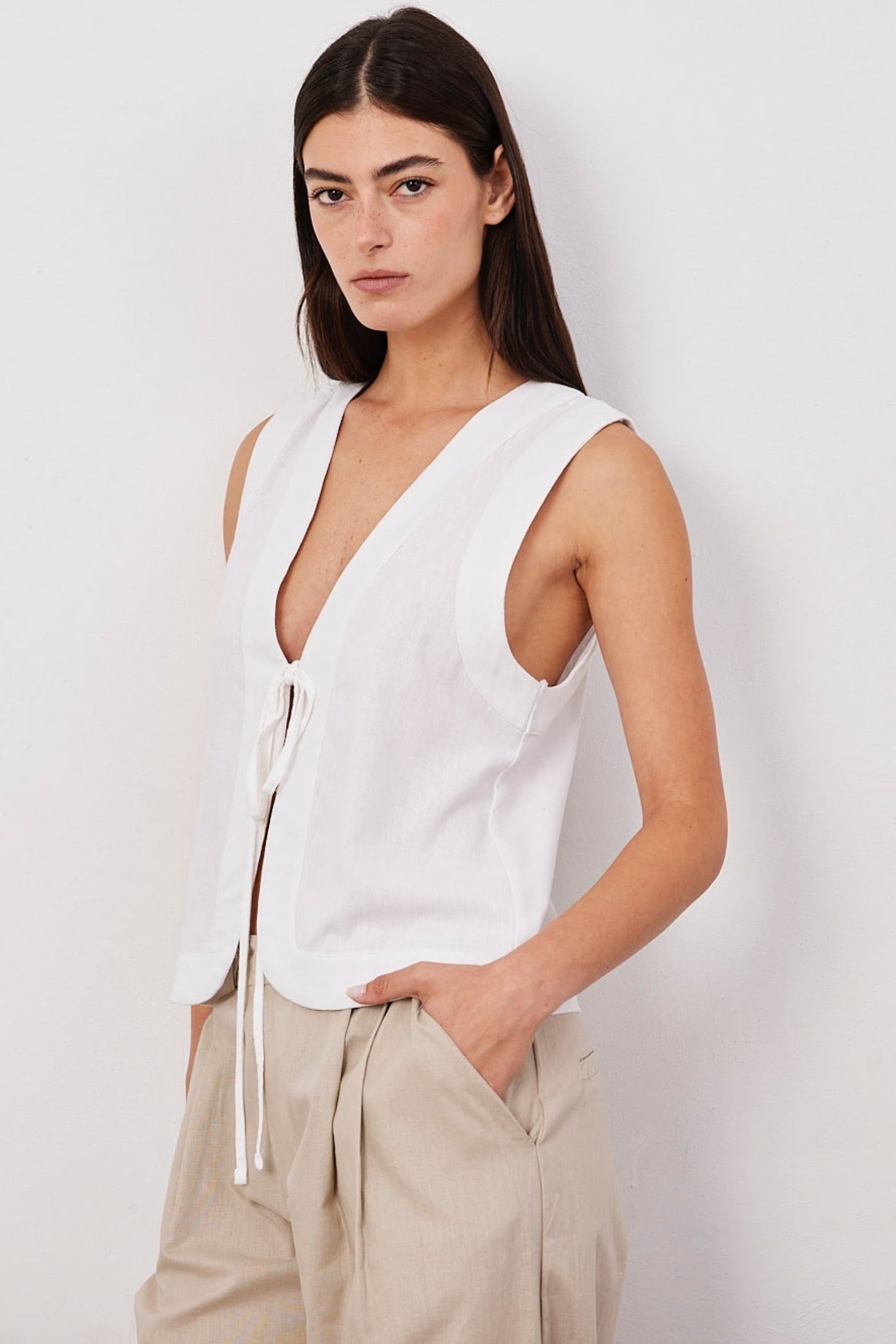 וסט בשילוב פשתן עם קשירה - ITAY BRANDS