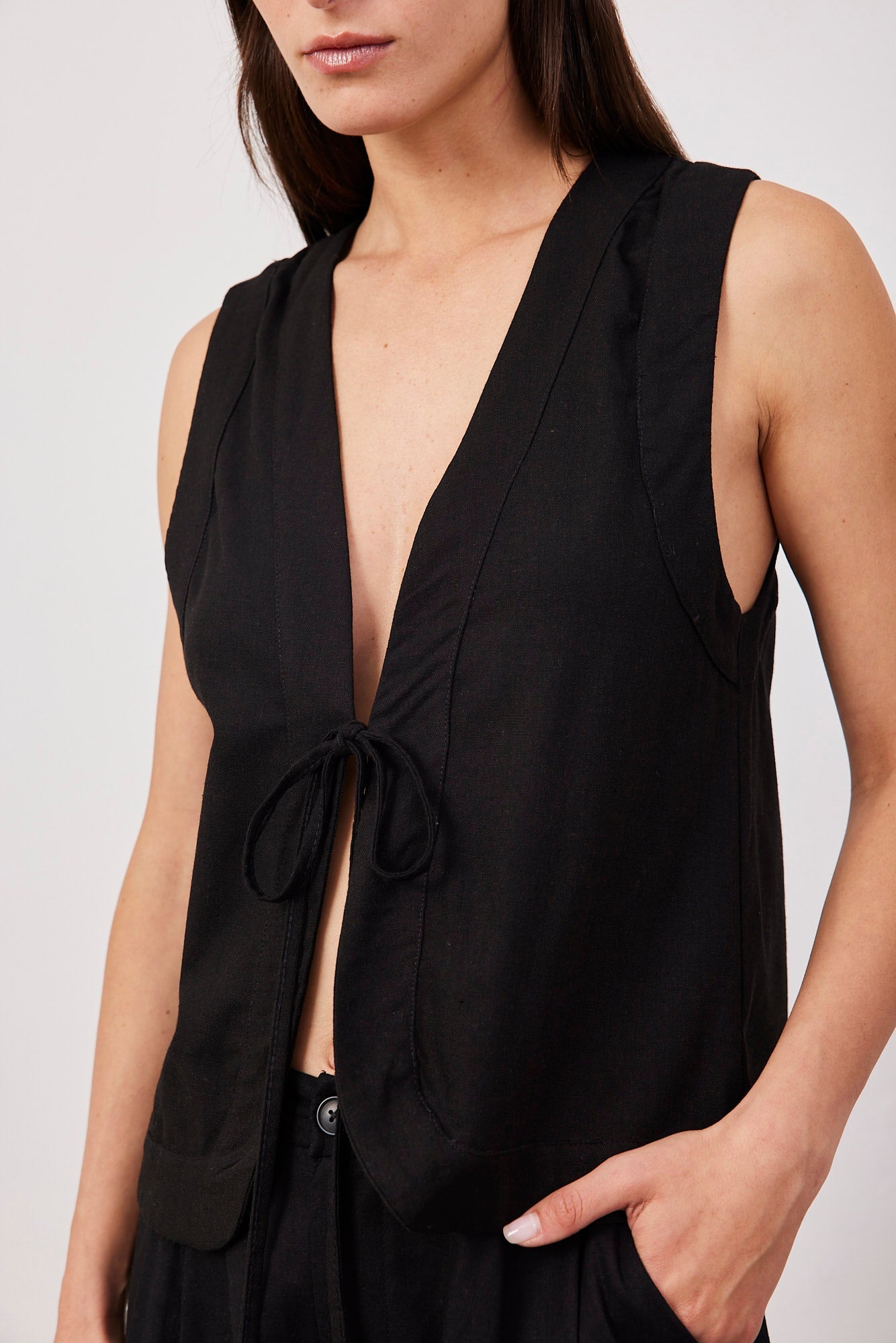 וסט בשילוב פשתן עם קשירה - ITAY BRANDS