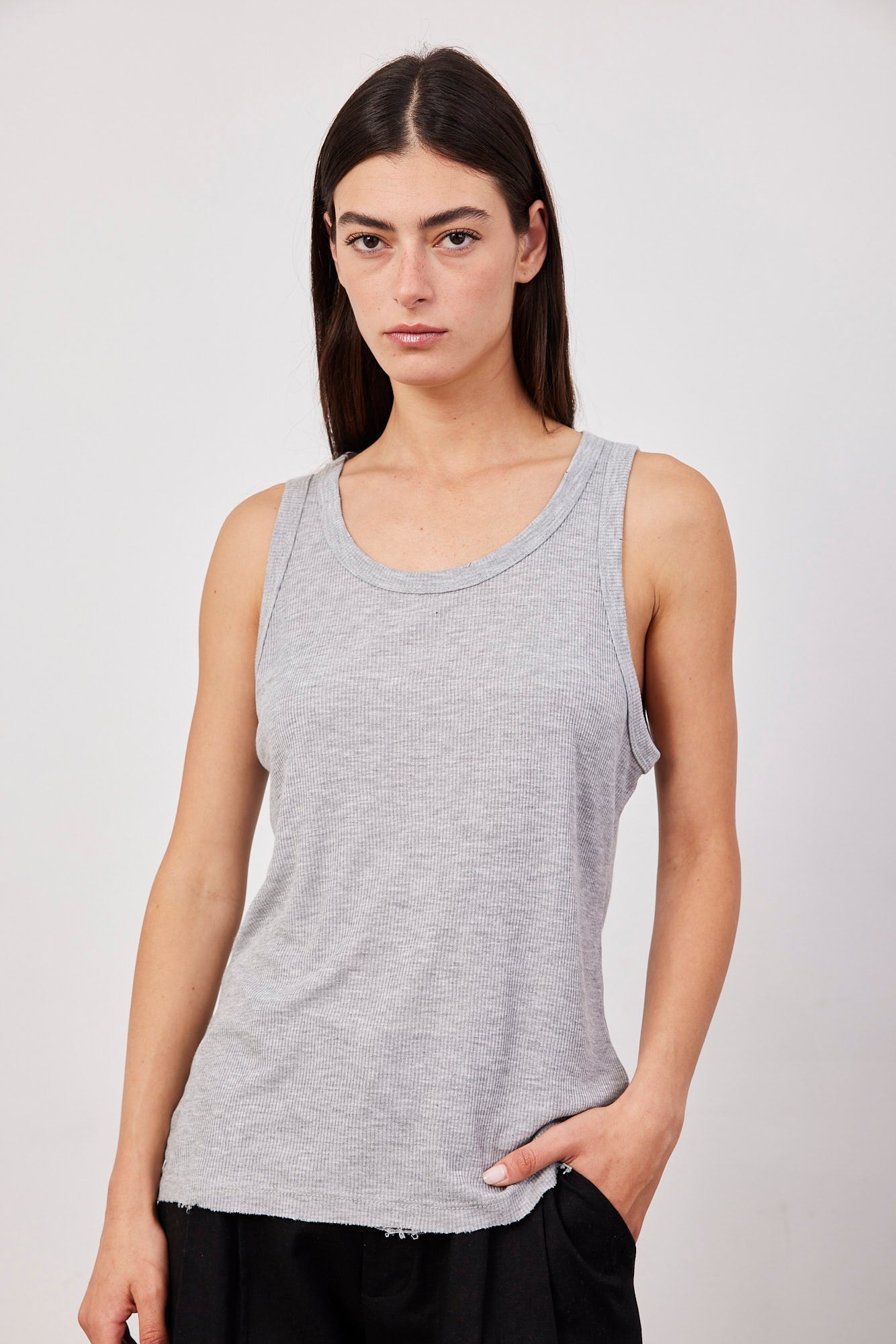 גופיה מבד רך בשילוב קרעים - ITAY BRANDS