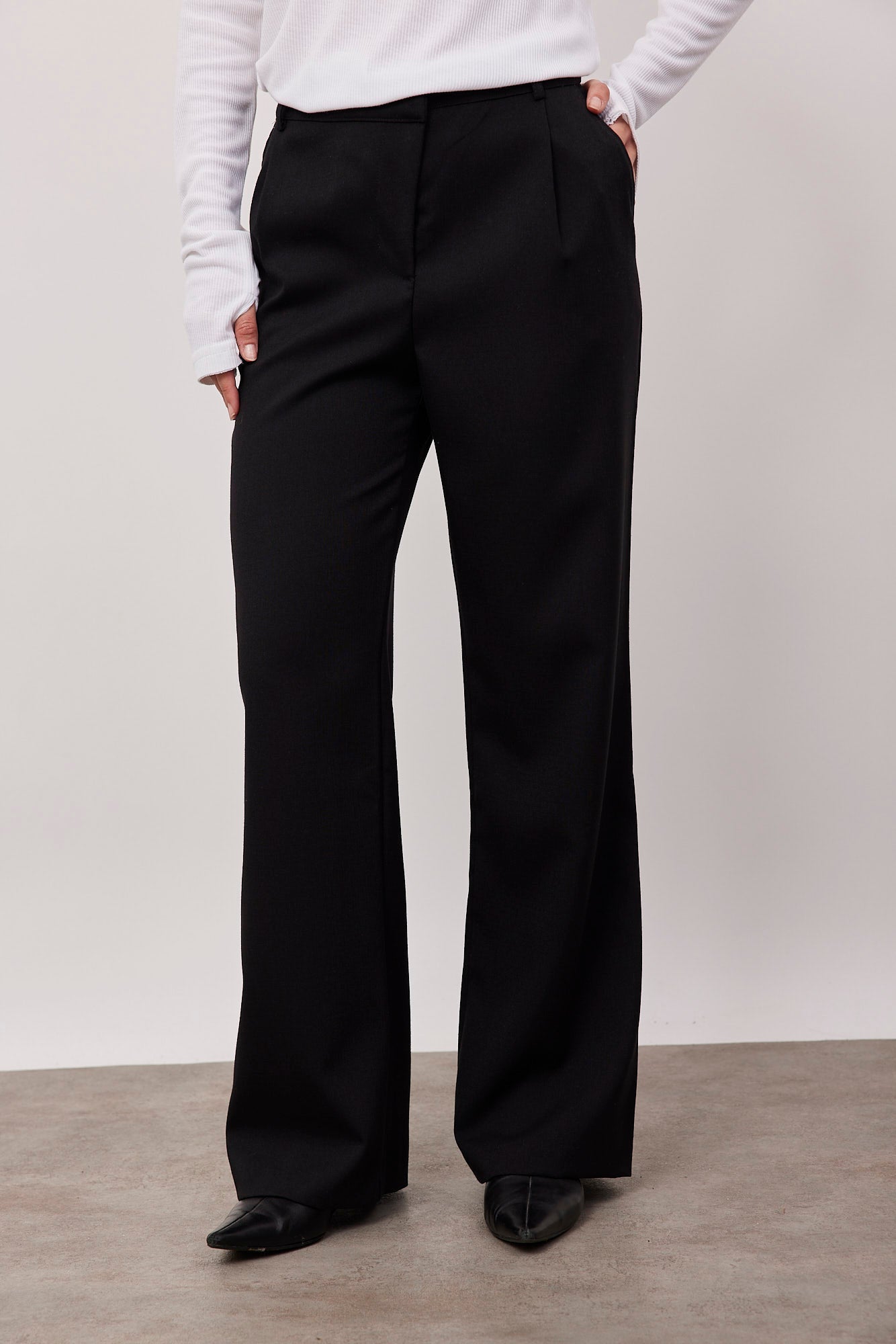 מכנסיים מחוייטים בגזרה מתרחבת - ITAY BRANDS