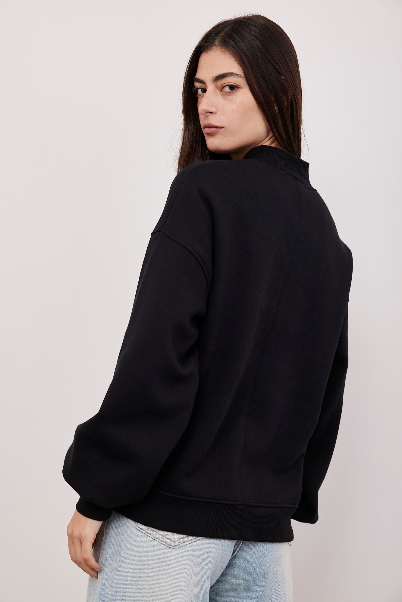 סווטשירט במפתח וי - ITAY BRANDS