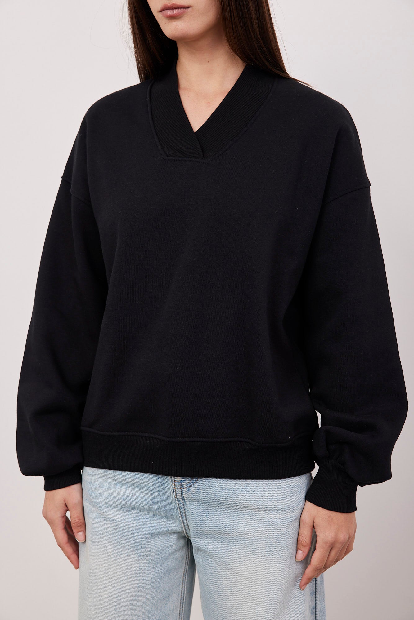 סווטשירט במפתח וי - ITAY BRANDS