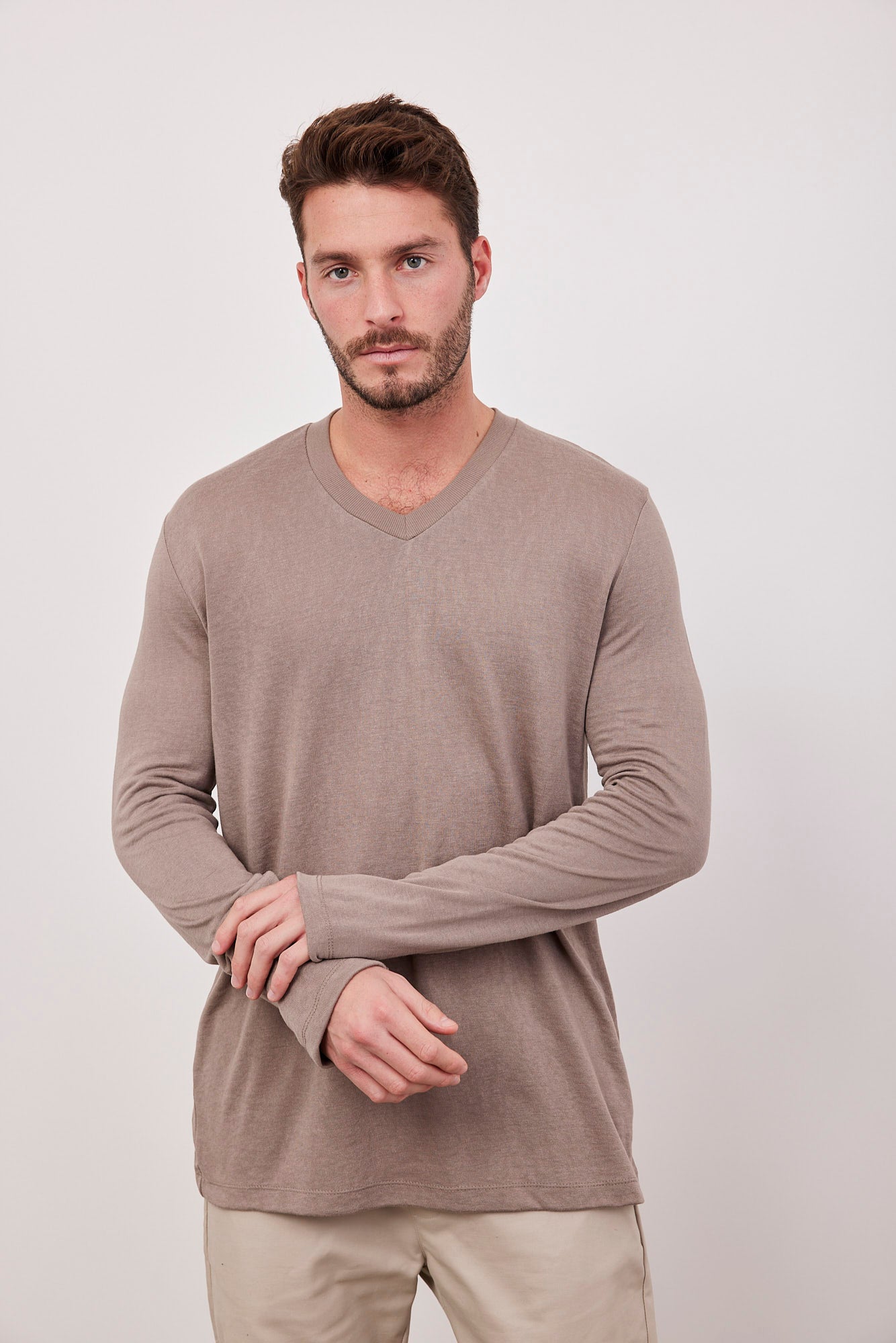 חולצת וי מודגש במראה פשתן - ITAY BRANDS