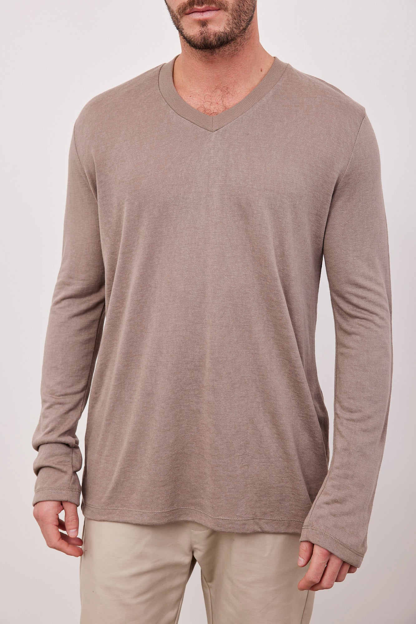 חולצת וי מודגש במראה פשתן - ITAY BRANDS