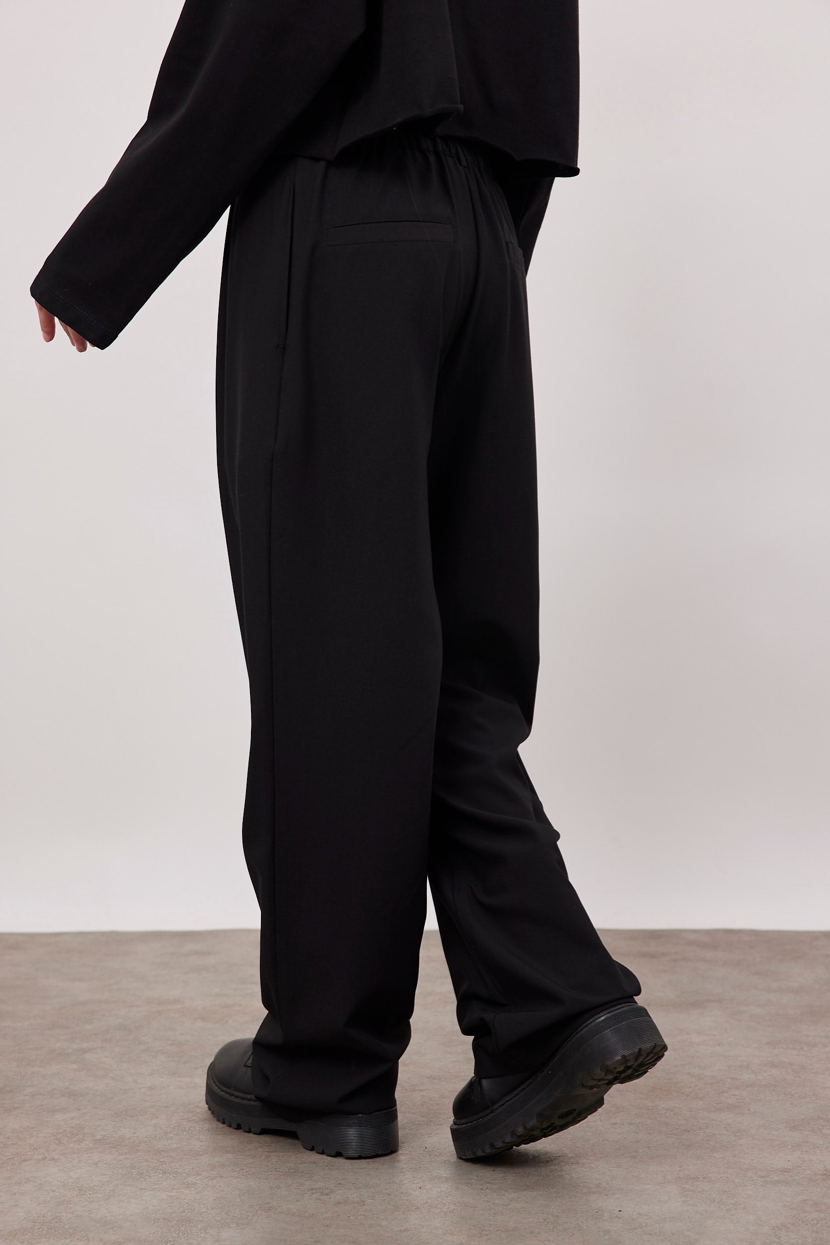 מכנסיים מחויטים מתרחבים