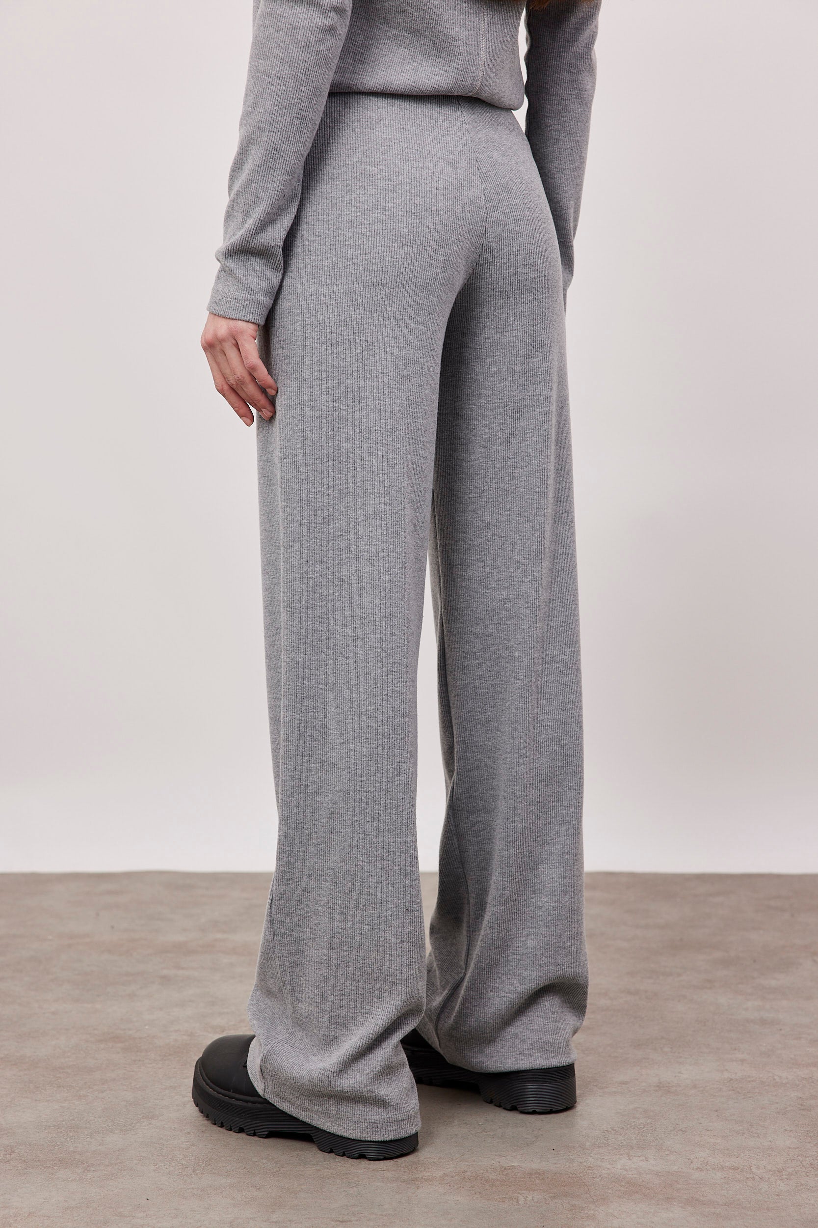 מכנסי סריג ארוכים בטקסטורה