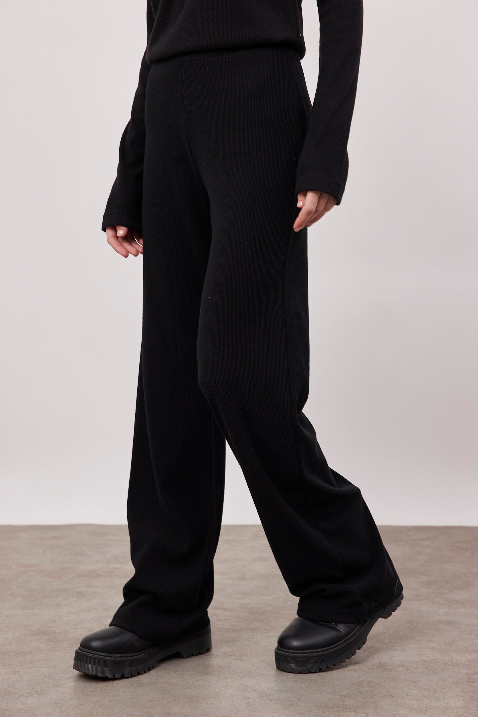 מכנסי סריג ארוכים בטקסטורה