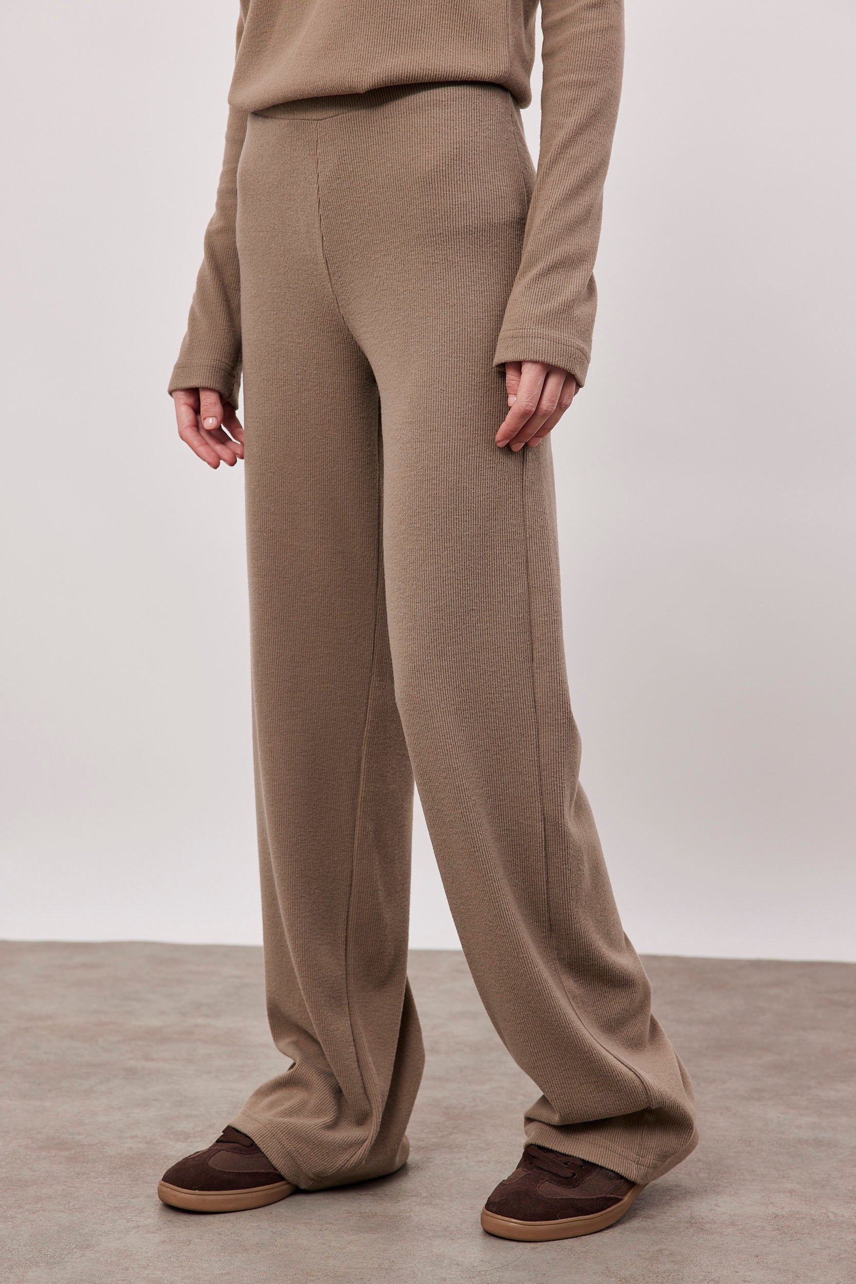 מכנסי סריג ארוכים בטקסטורה