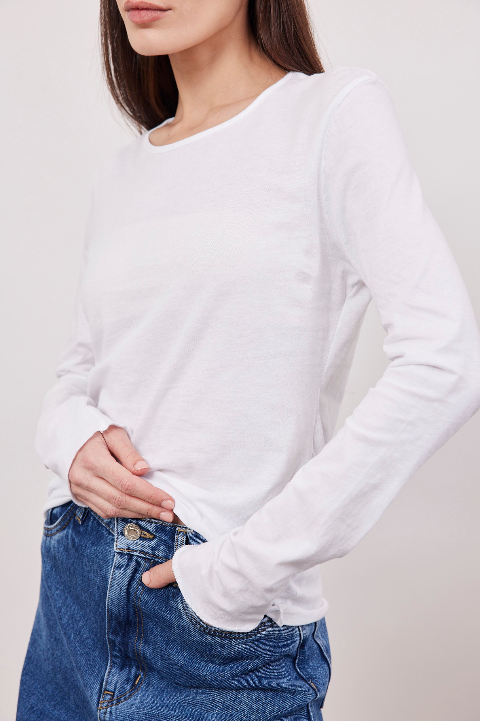 טי-שירט ארוכה בסיומת גזורה