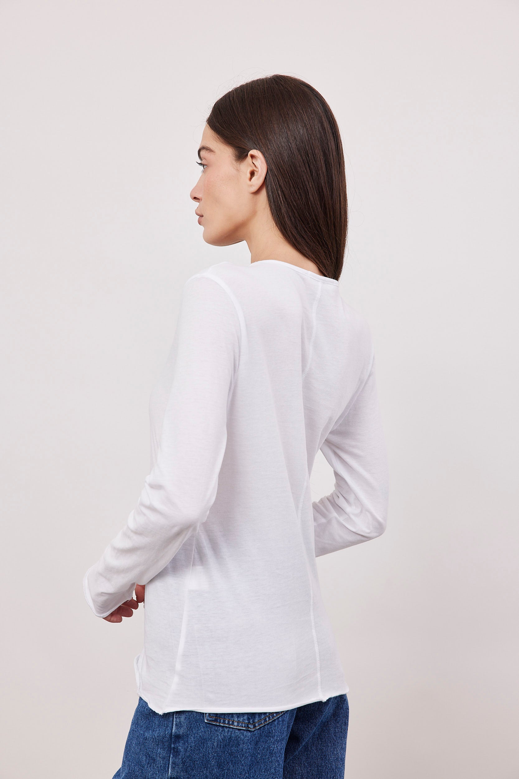 טי-שירט ארוכה בסיומת גזורה