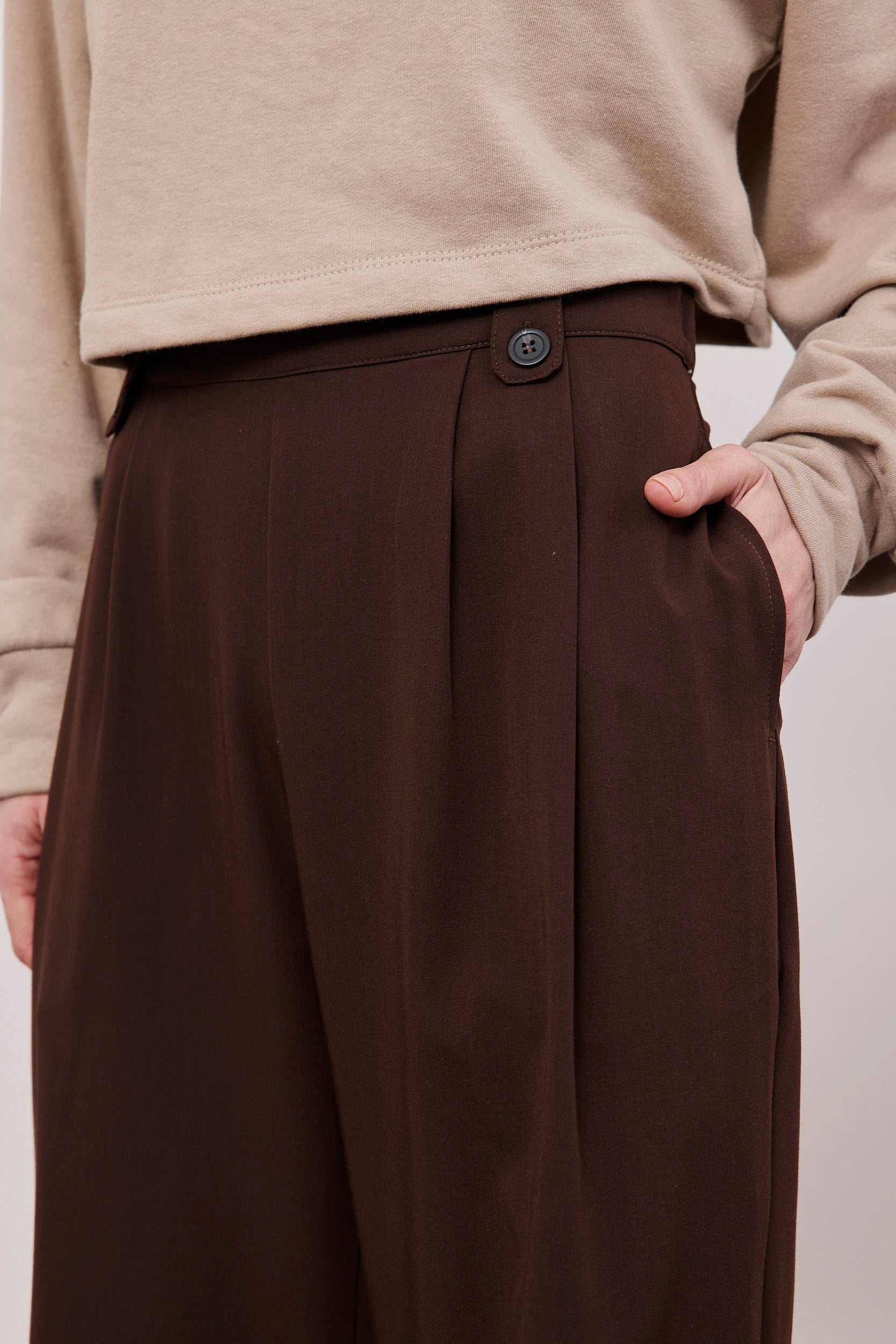 מכנסיים מחויטים מתרחבים