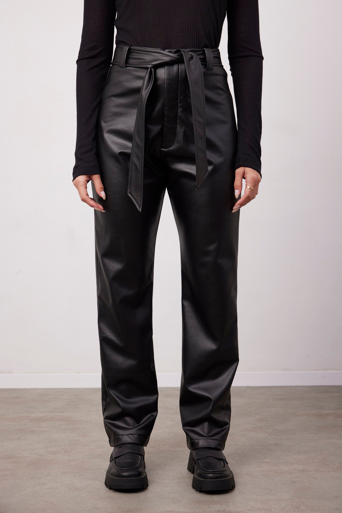 מכנסי דמוי עור עם חגורה - ITAY BRANDS