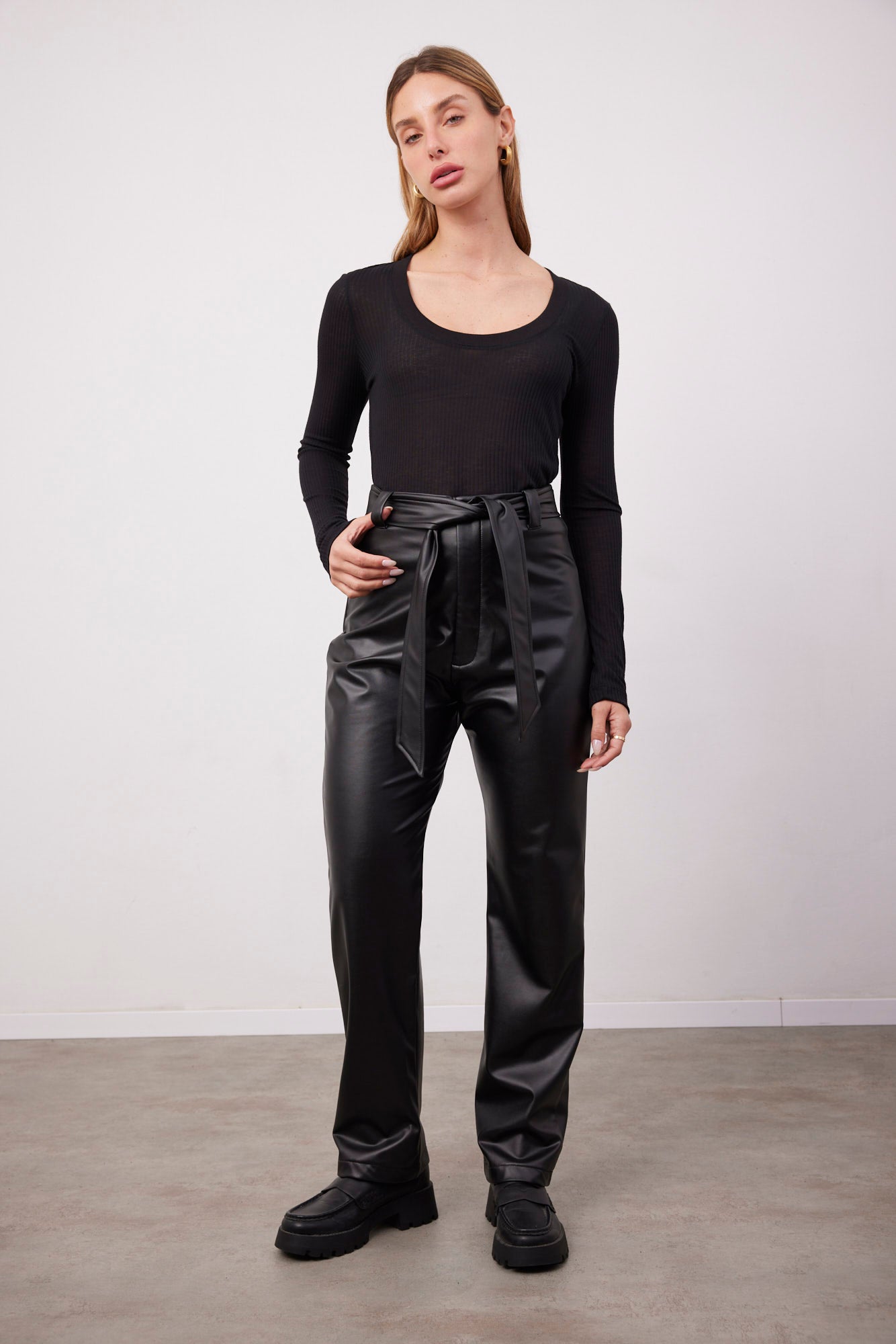 מכנסי דמוי עור עם חגורה - ITAY BRANDS