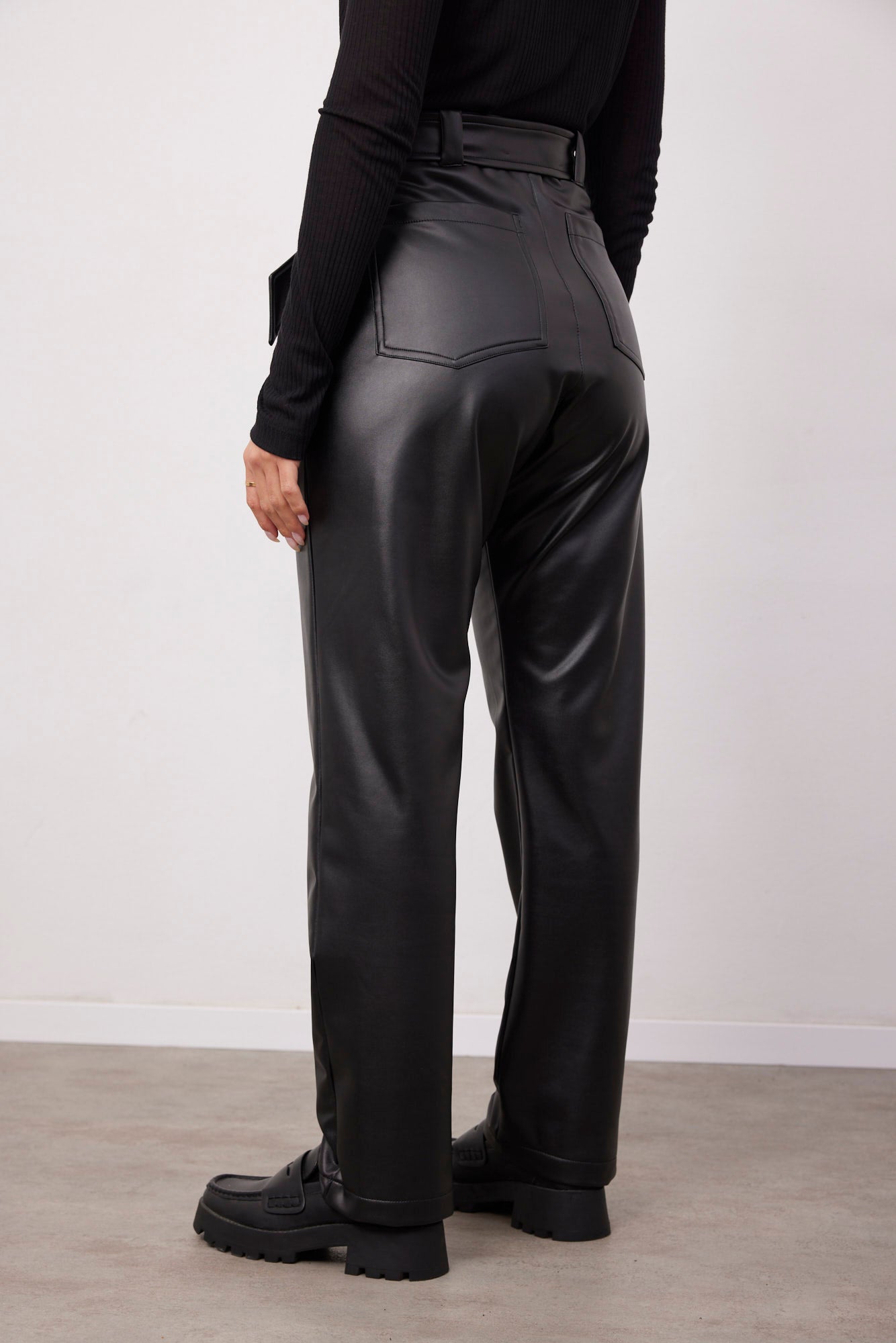 מכנסי דמוי עור עם חגורה - ITAY BRANDS