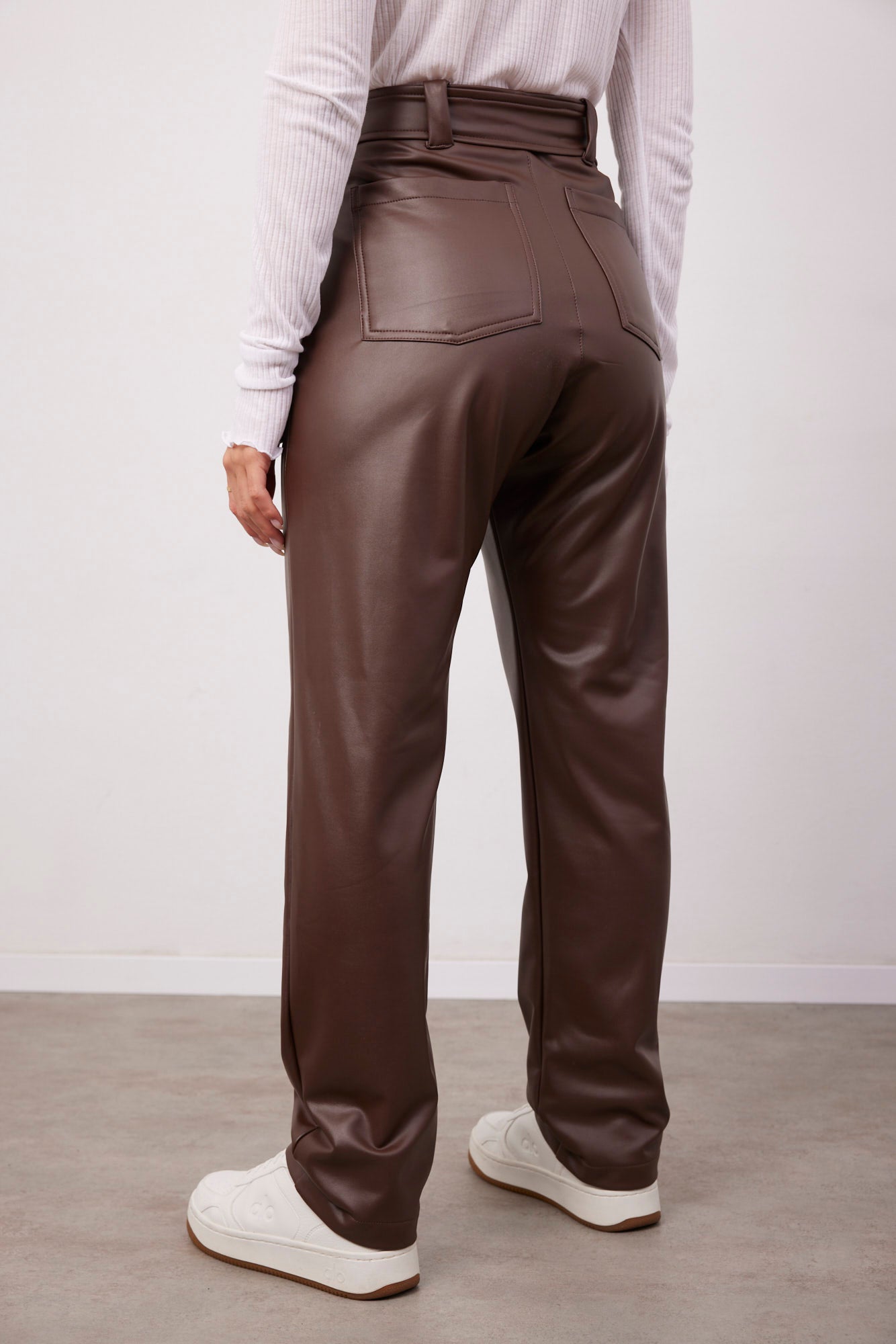 מכנסי דמוי עור עם חגורה - ITAY BRANDS