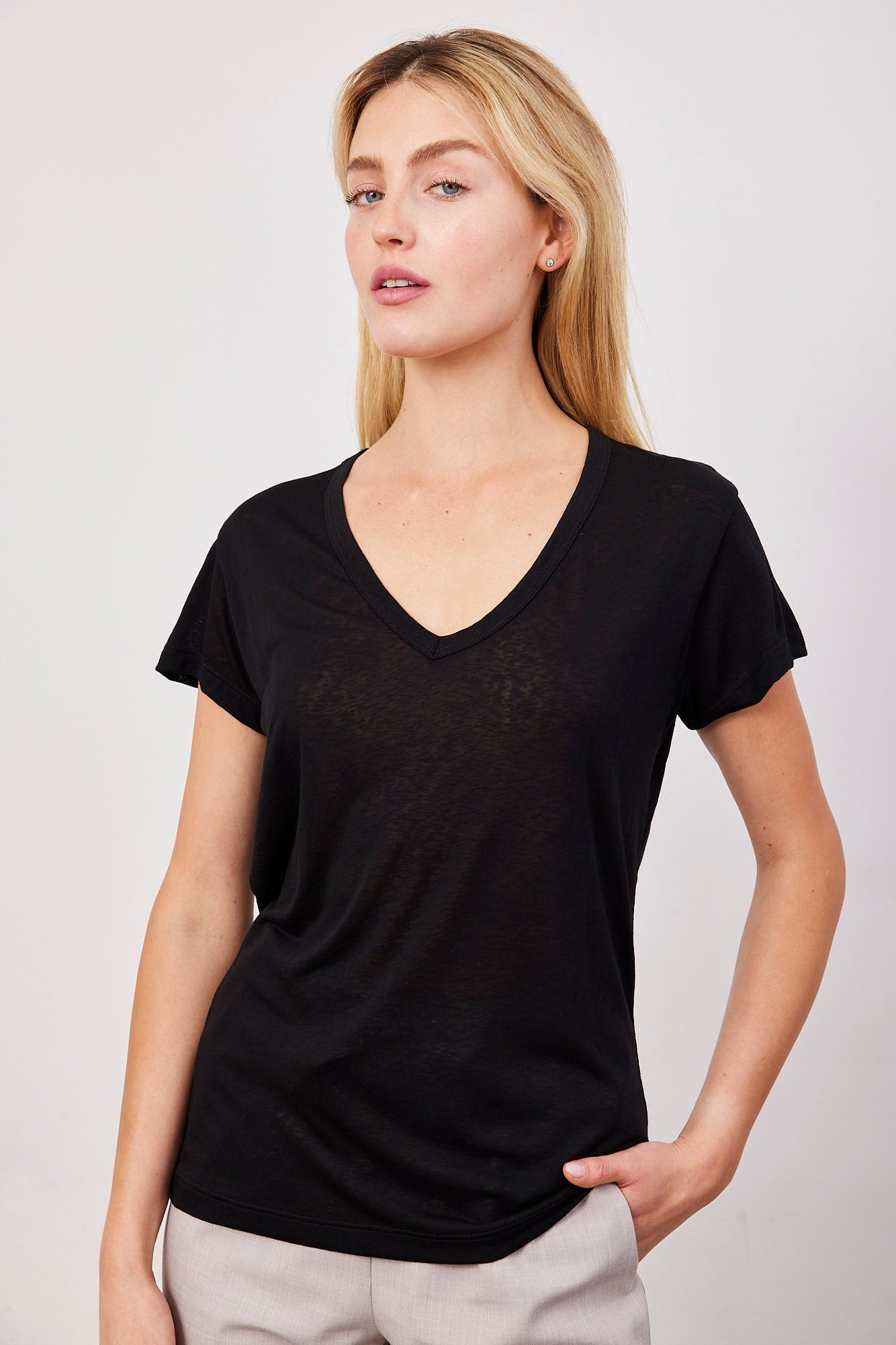 טי-שרט וי מבד שקפקף - ITAY BRANDS