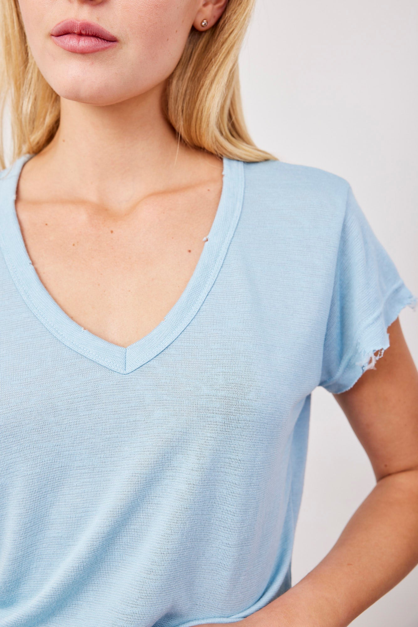 טי-שרט וי בסיומת פרומה - ITAY BRANDS