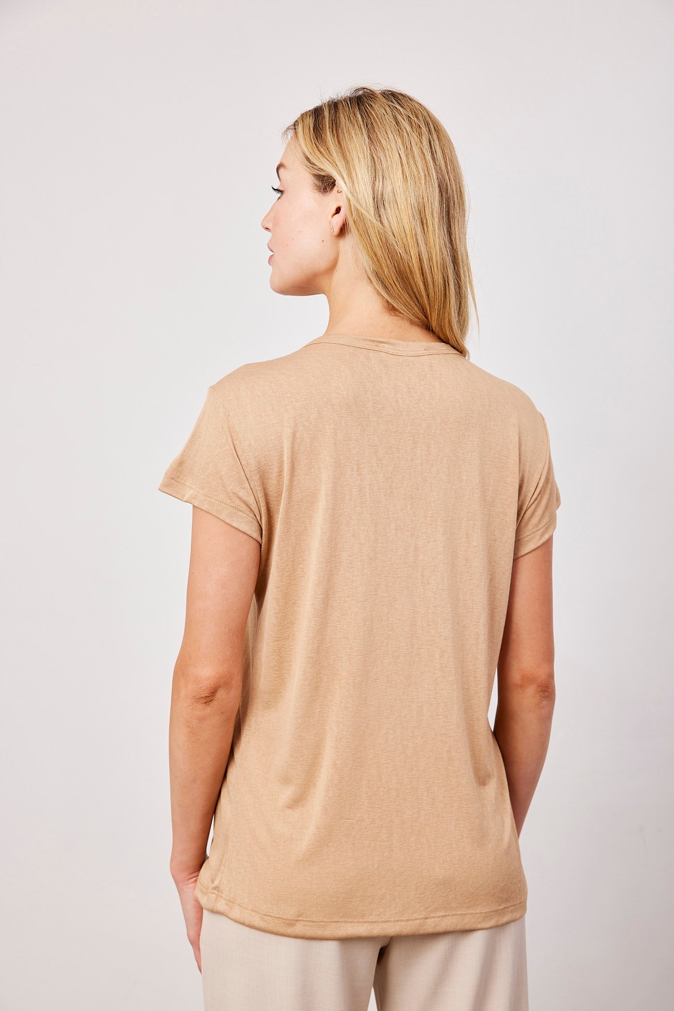 טי-שרט וי מבד שקפקף - ITAY BRANDS