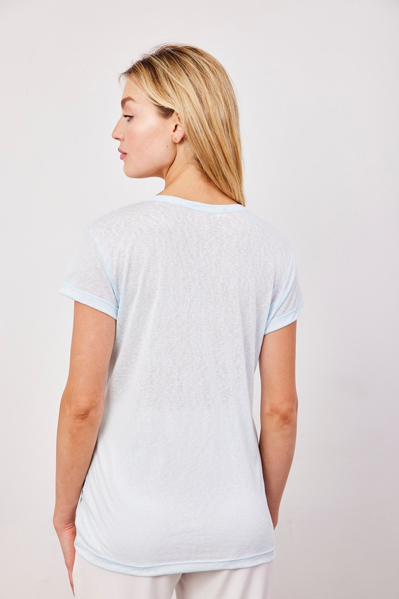 טי-שרט וי מבד שקפקף - ITAY BRANDS