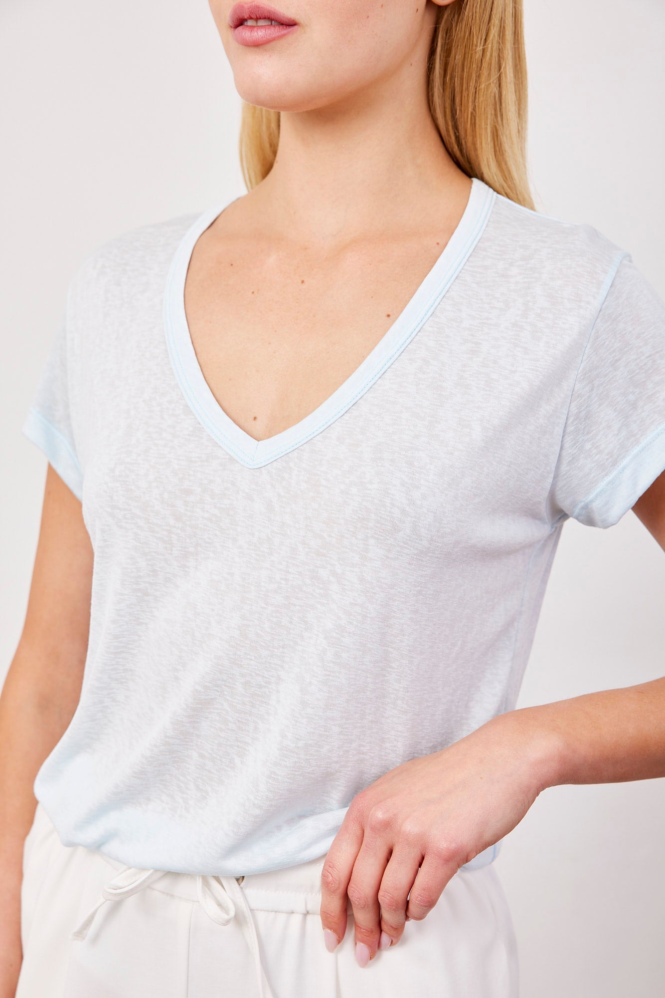 טי-שרט וי מבד שקפקף - ITAY BRANDS