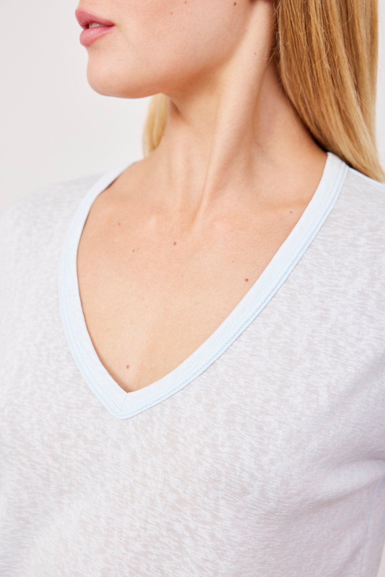 טי-שרט וי מבד שקפקף - ITAY BRANDS