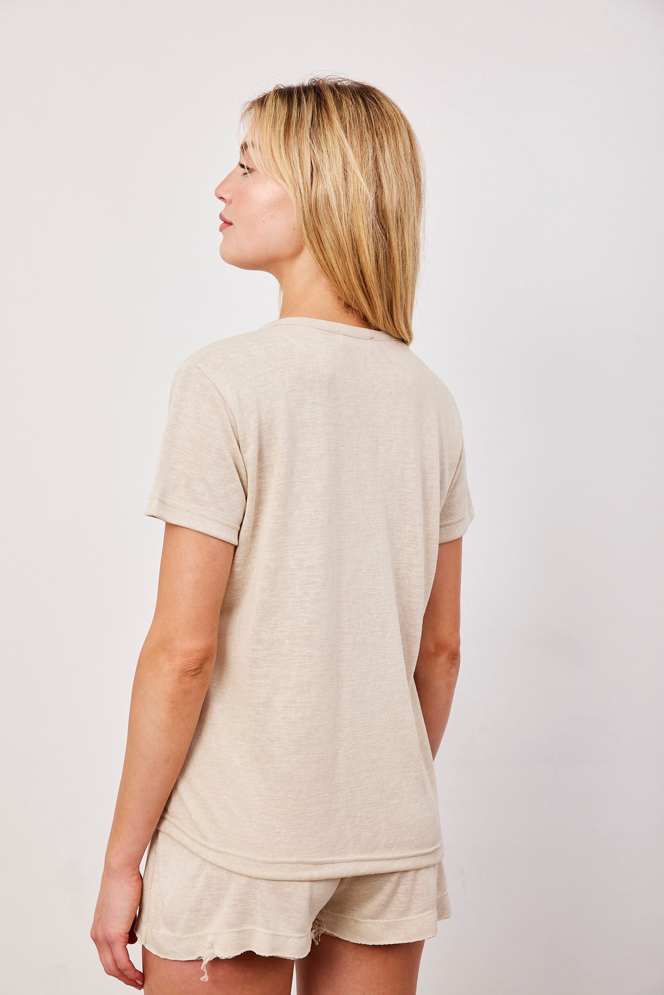 טי-שרט במראה פשתן עם כפתורים - ITAY BRANDS