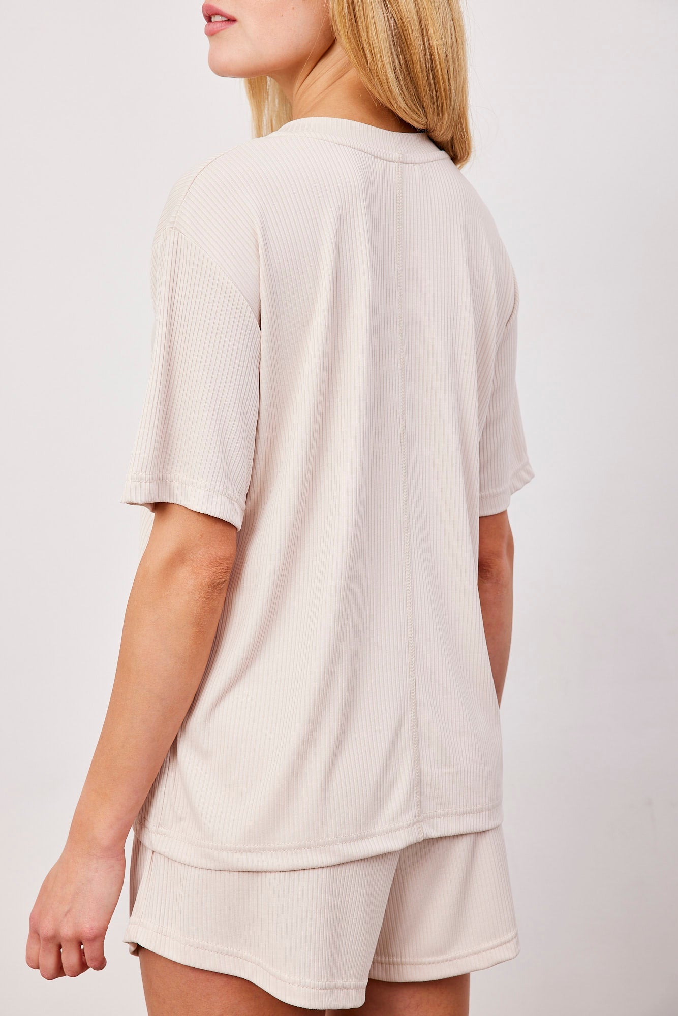 חליפת שורטס בטקסטורת פסים