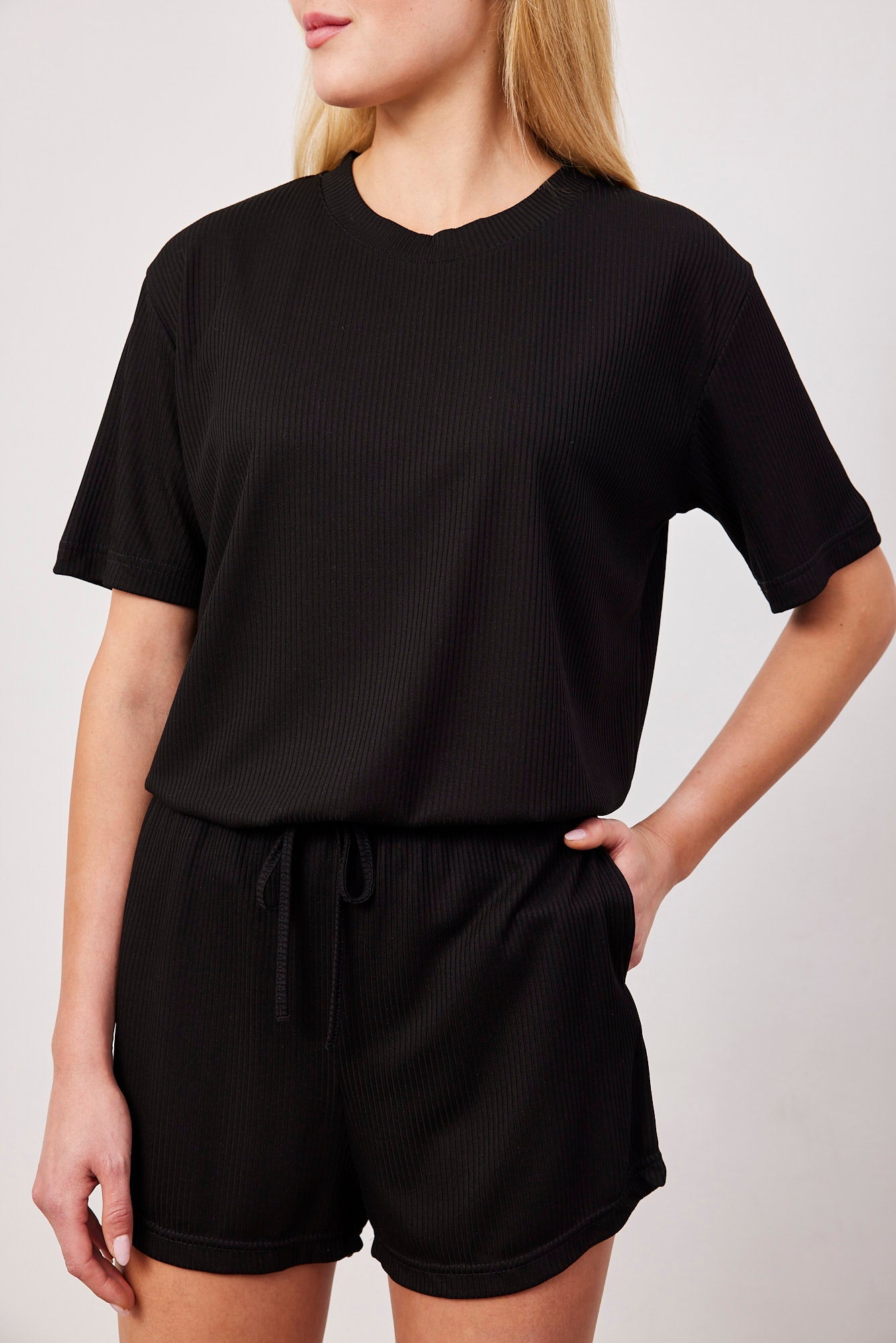 חליפת שורטס בטקסטורת פסים