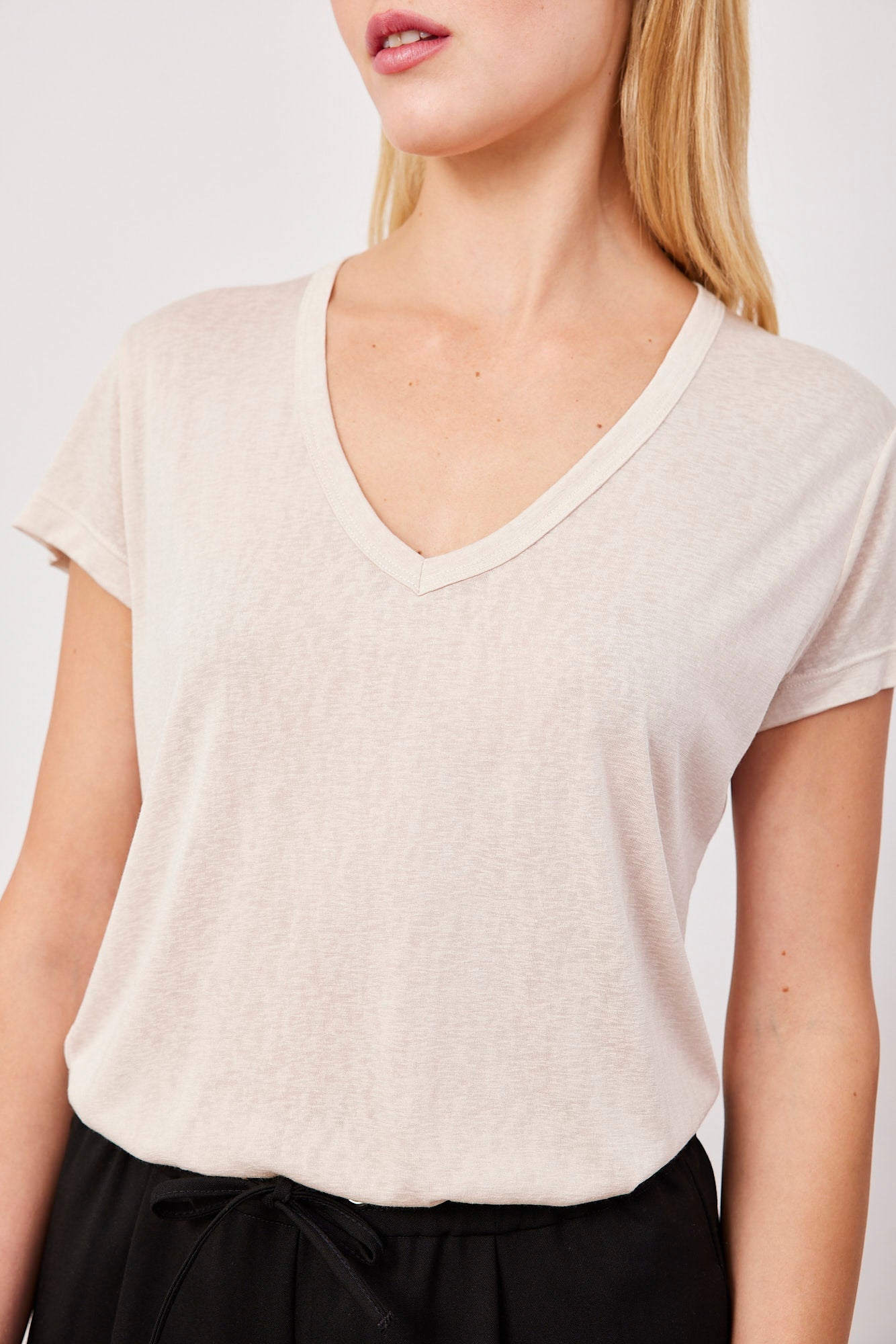 טי-שרט וי מבד שקפקף - ITAY BRANDS