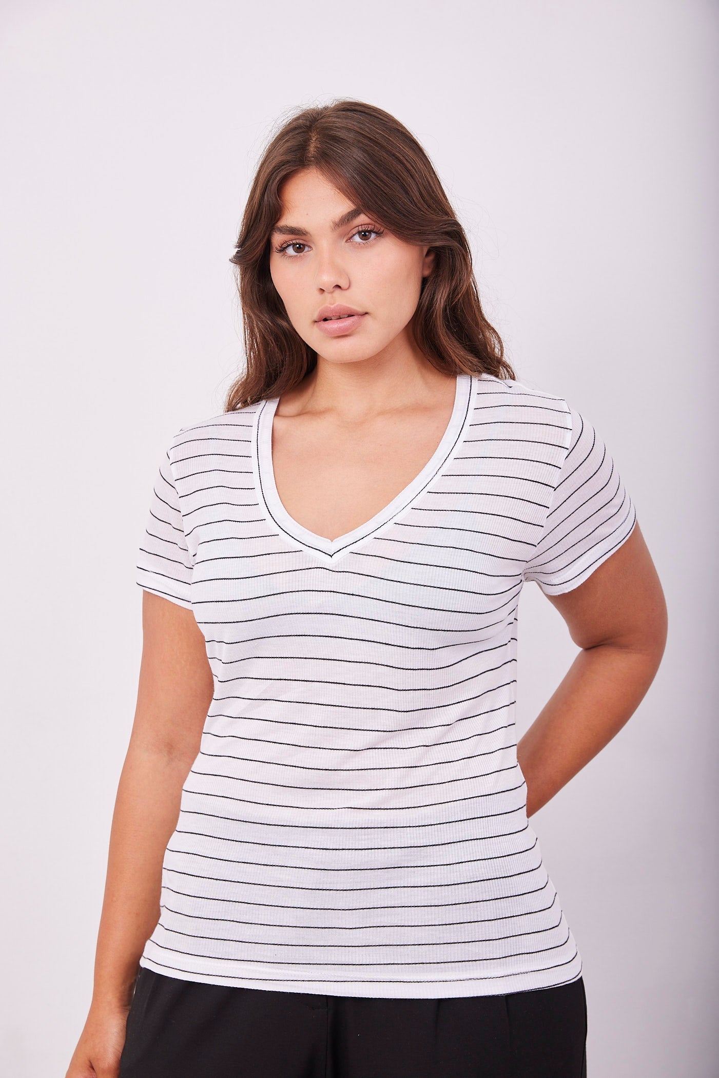 טי-שרט וי פסים רכה - ITAY BRANDS