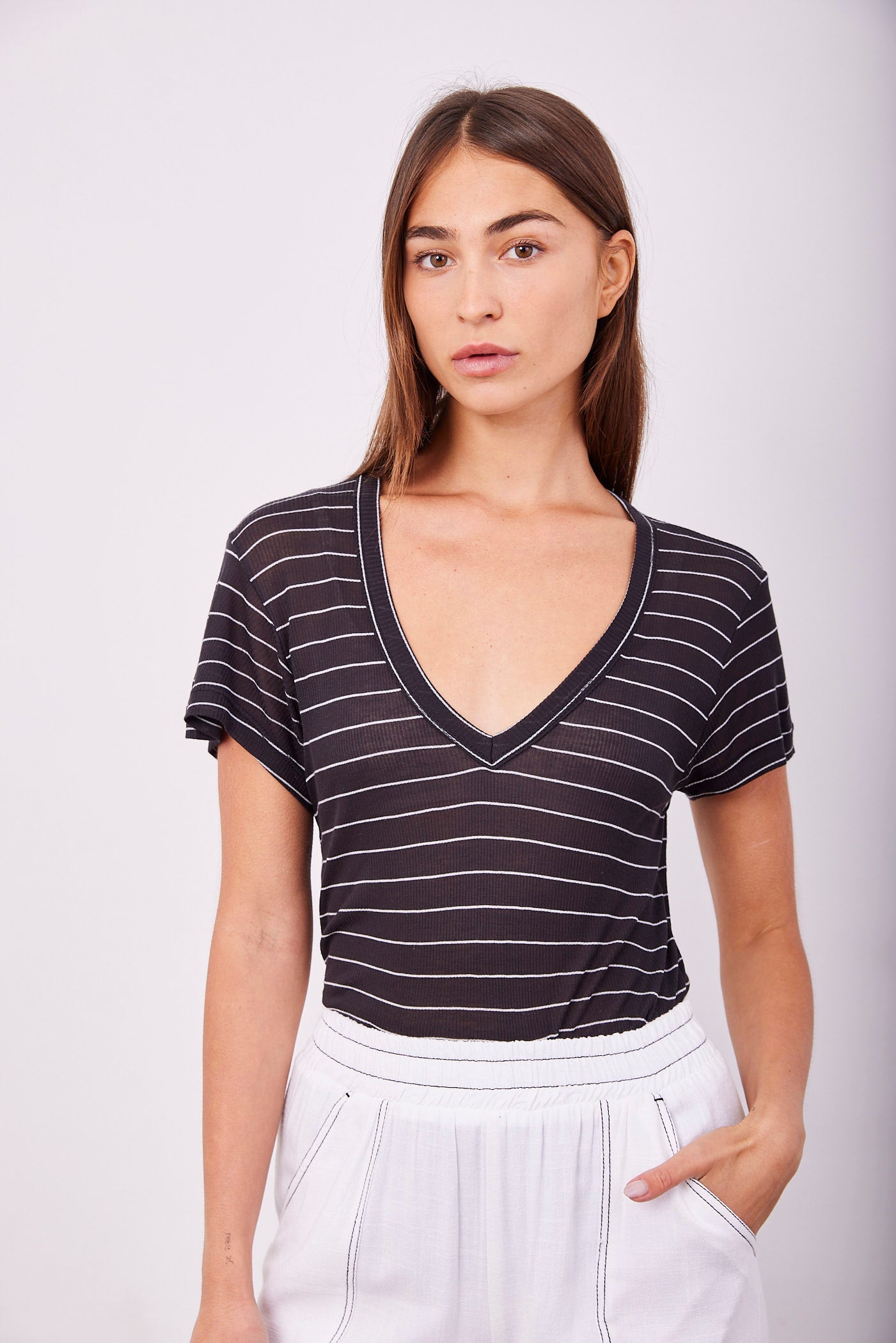 טי-שרט וי פסים רכה - ITAY BRANDS