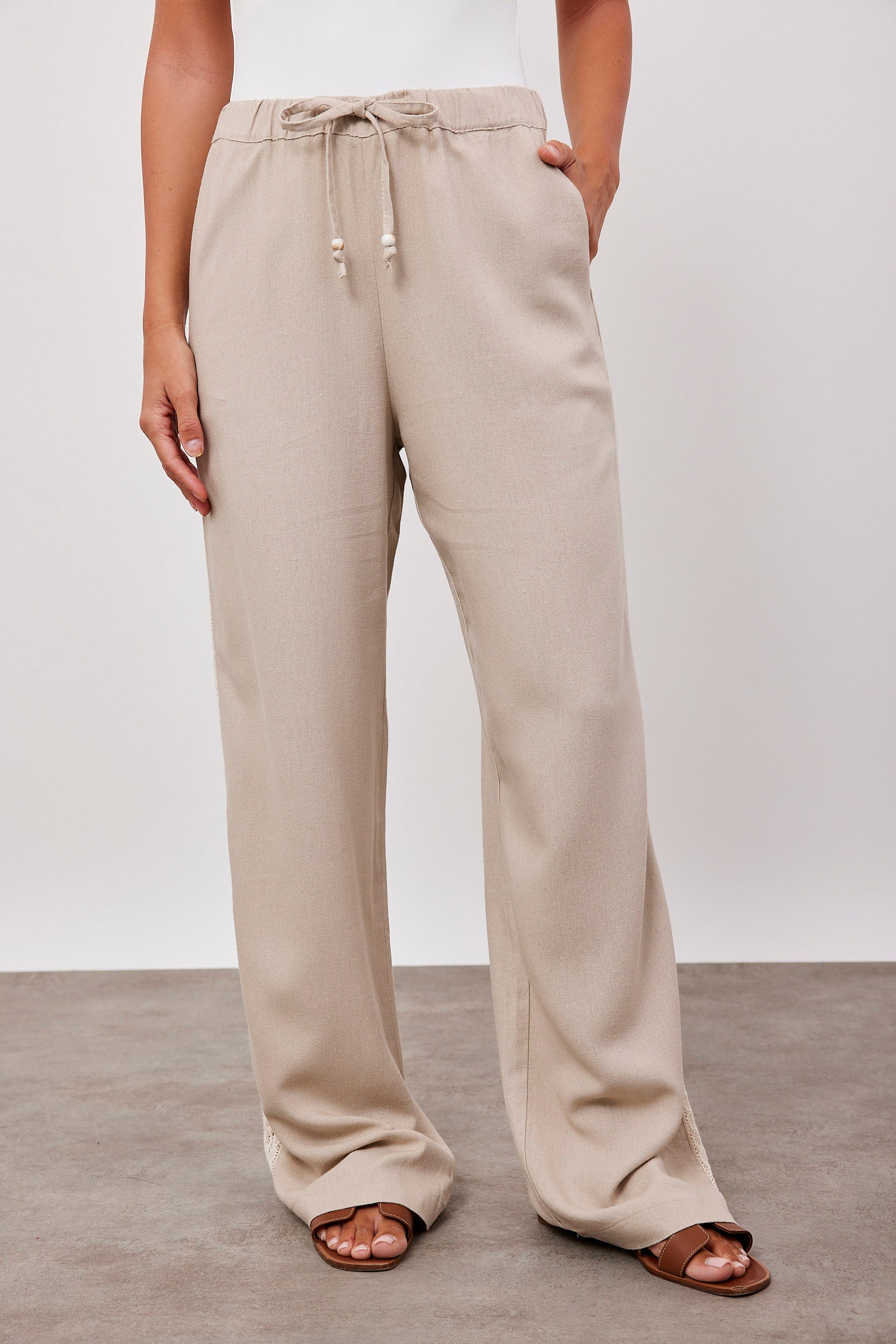 מכנסיים עם פס תחרה