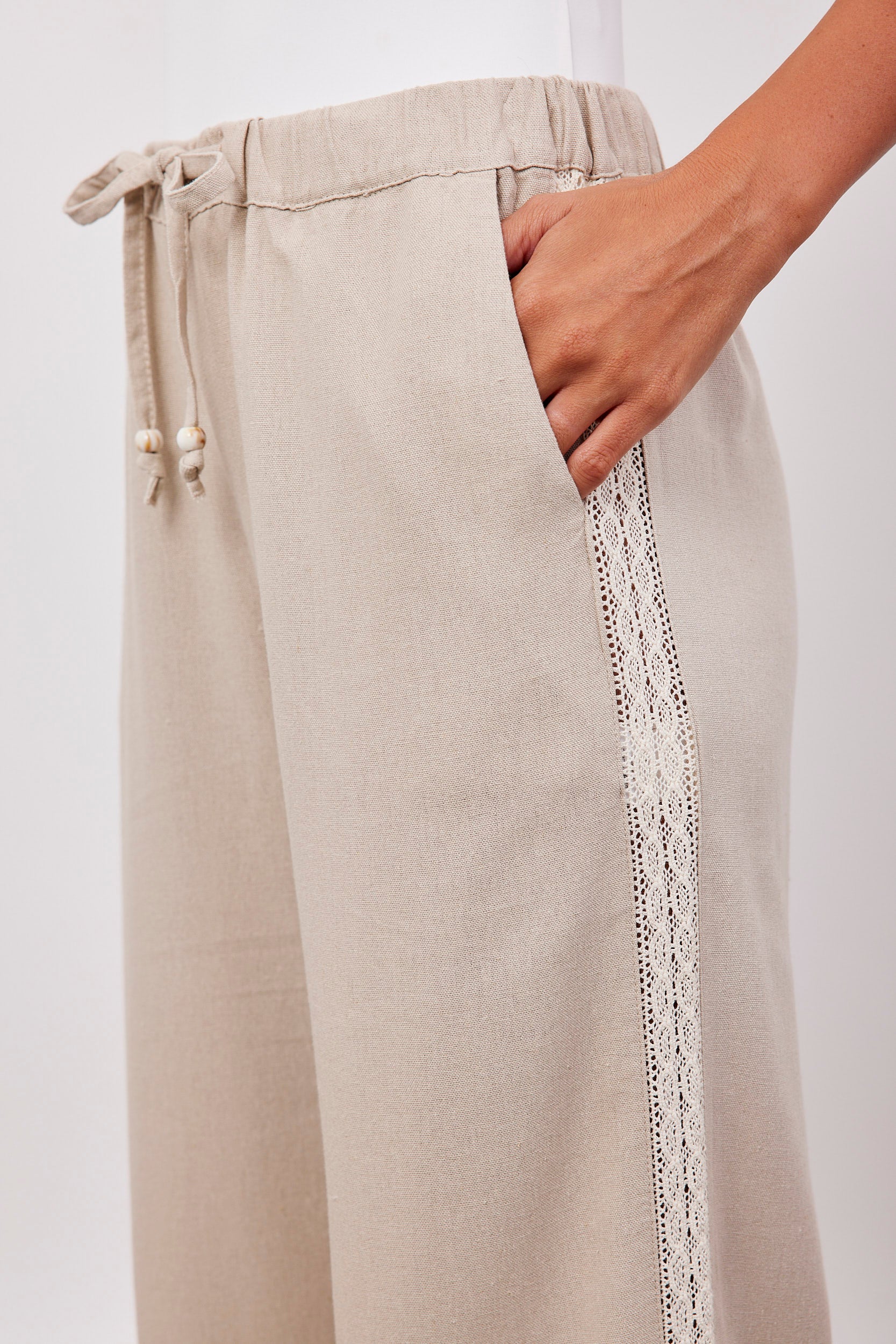 מכנסיים עם פס תחרה