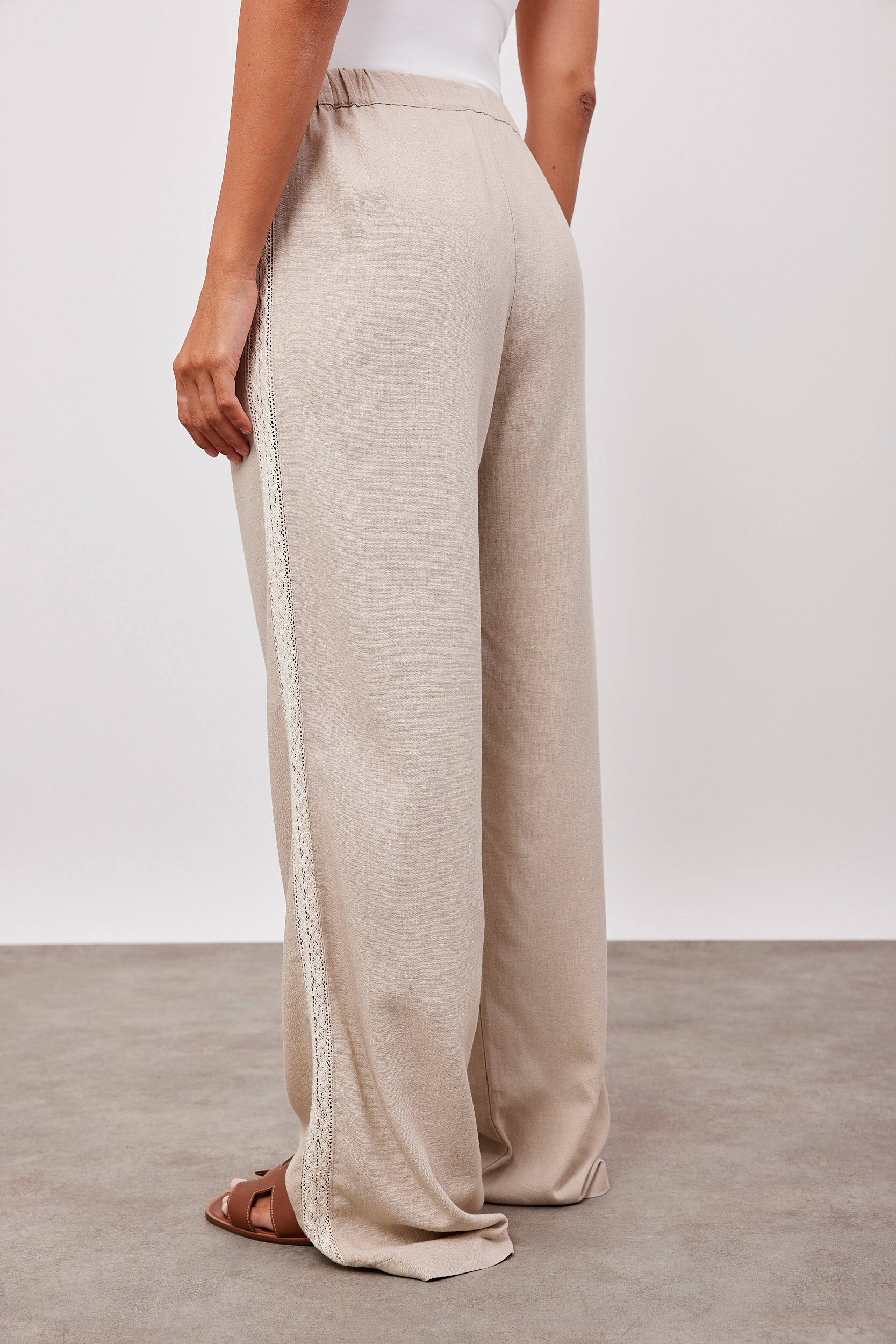 מכנסיים עם פס תחרה