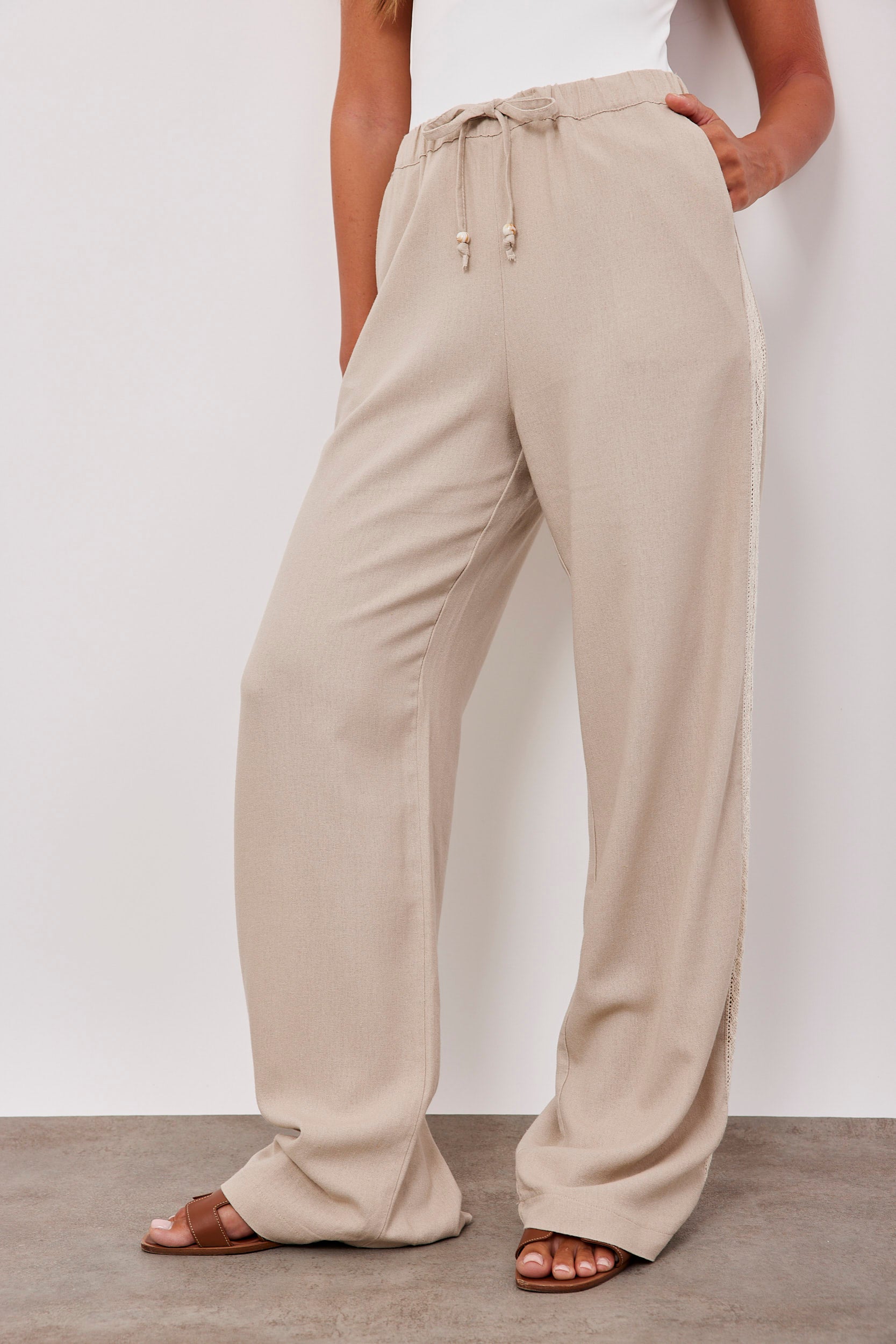 מכנסיים עם פס תחרה