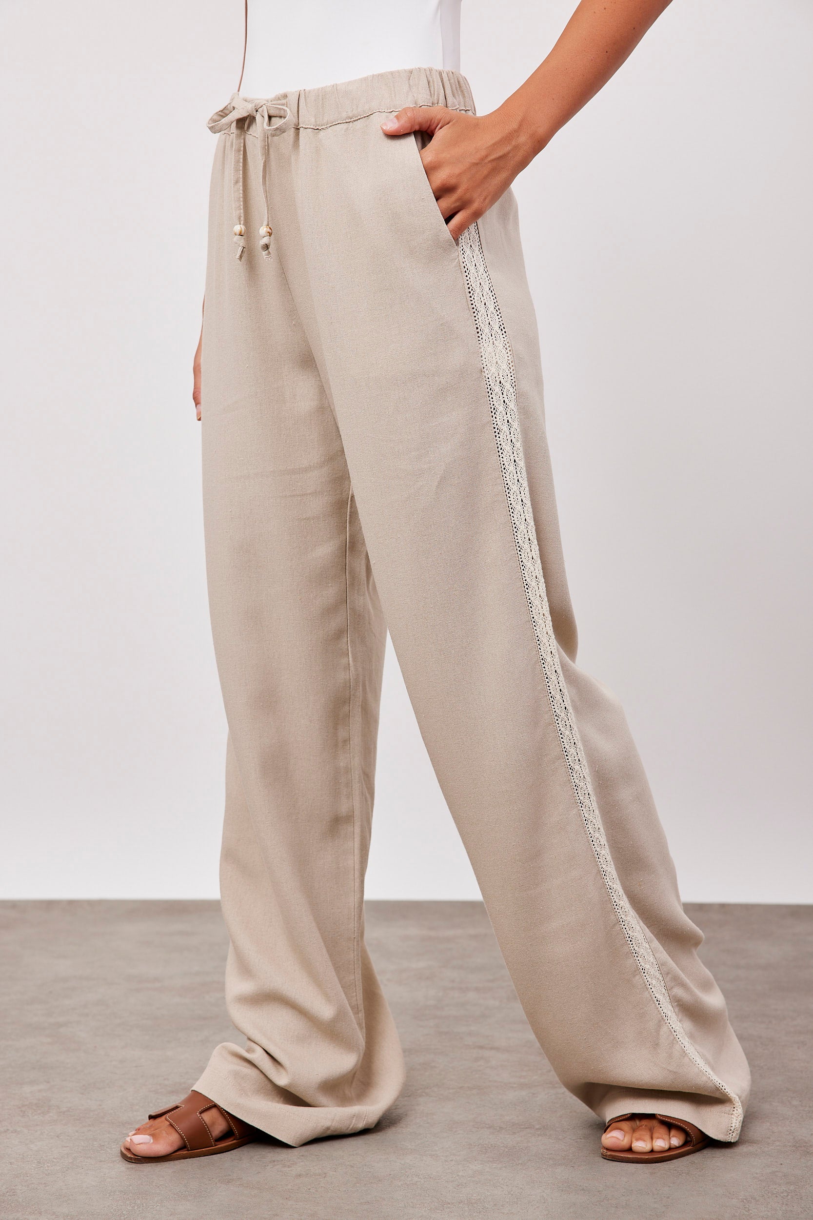 מכנסיים עם פס תחרה