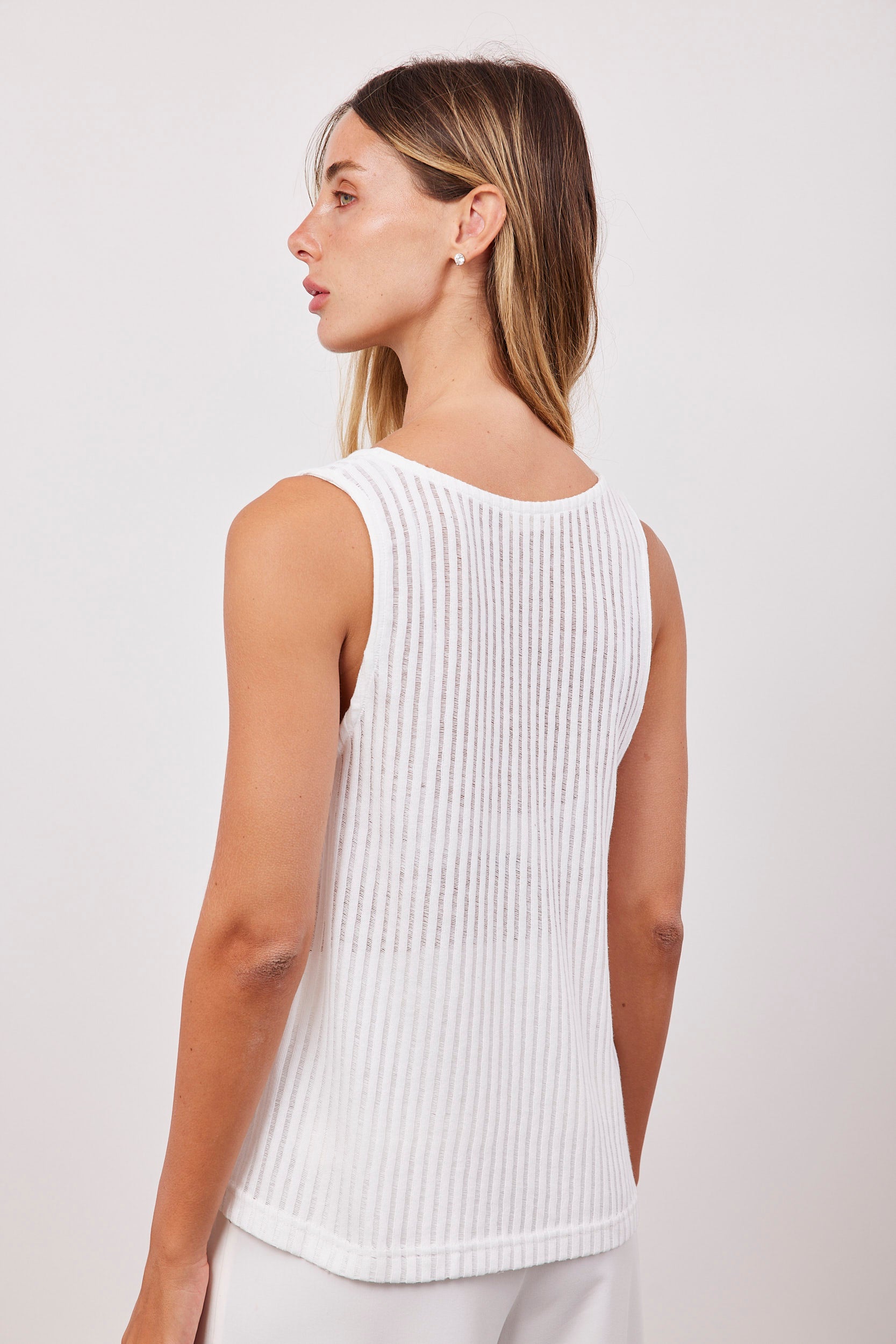 גופייה עם פתח בטקסטורת פסים