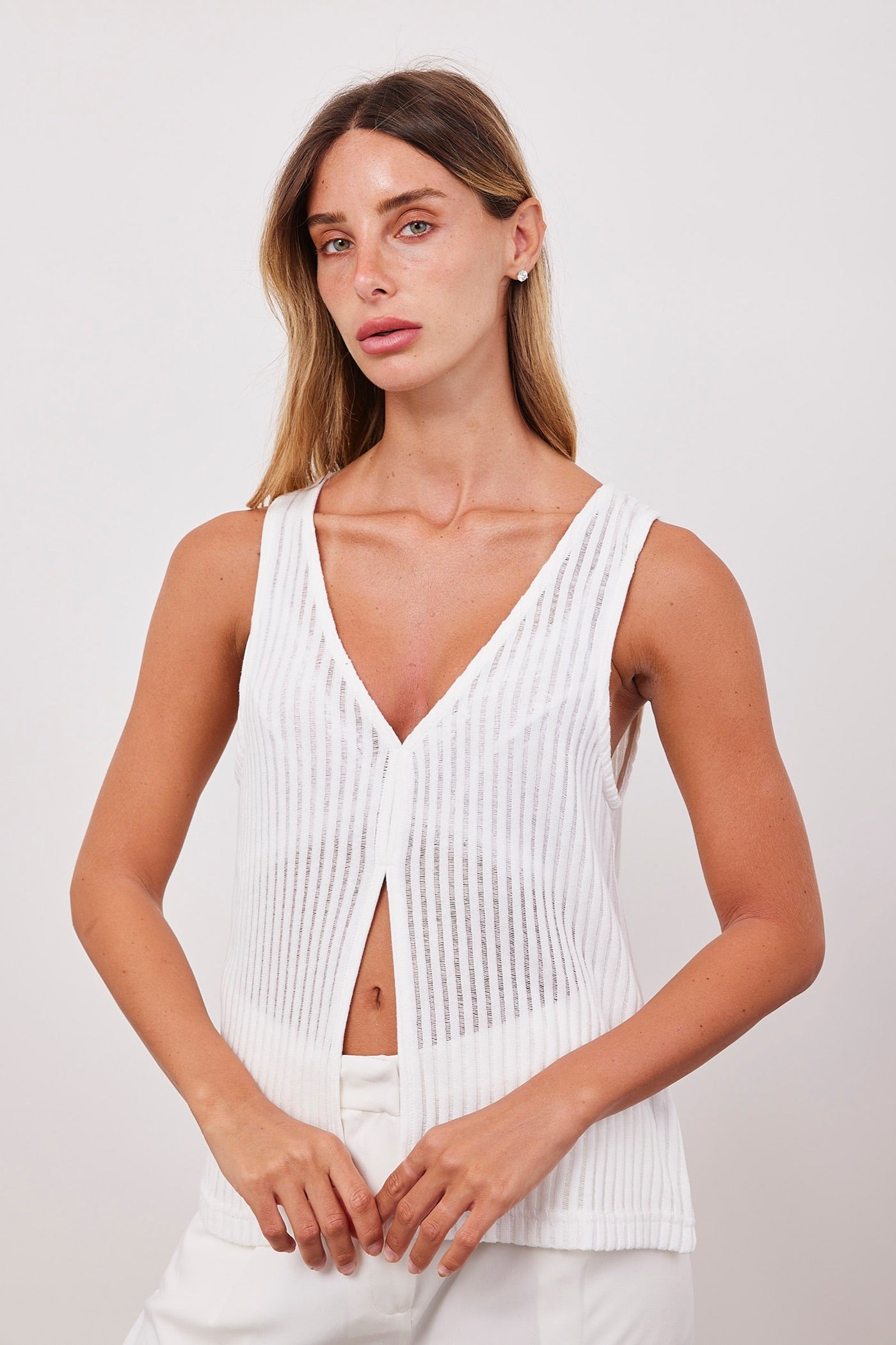 גופייה עם פתח בטקסטורת פסים