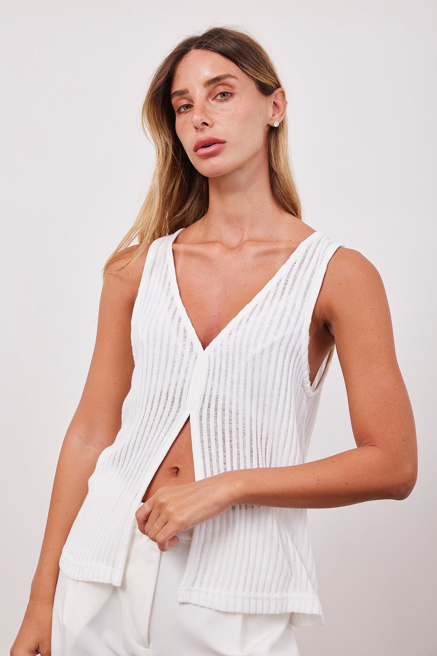 גופייה עם פתח בטקסטורת פסים