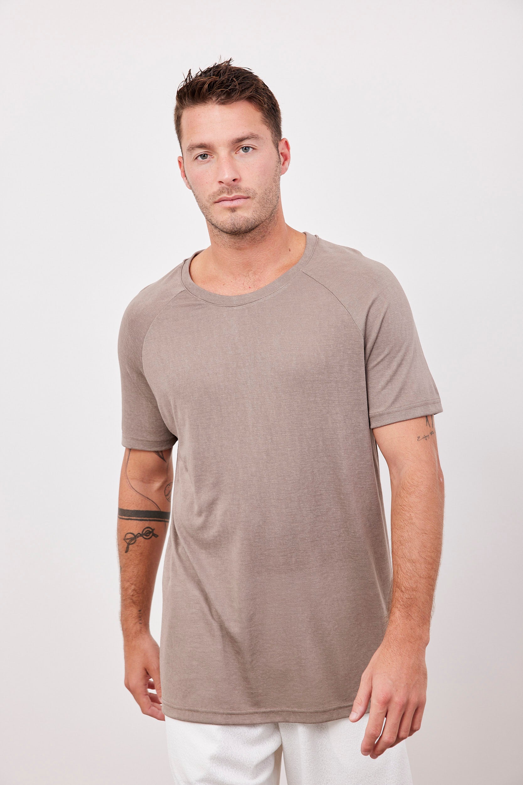 טי-שרט רגלן במראה פשתן