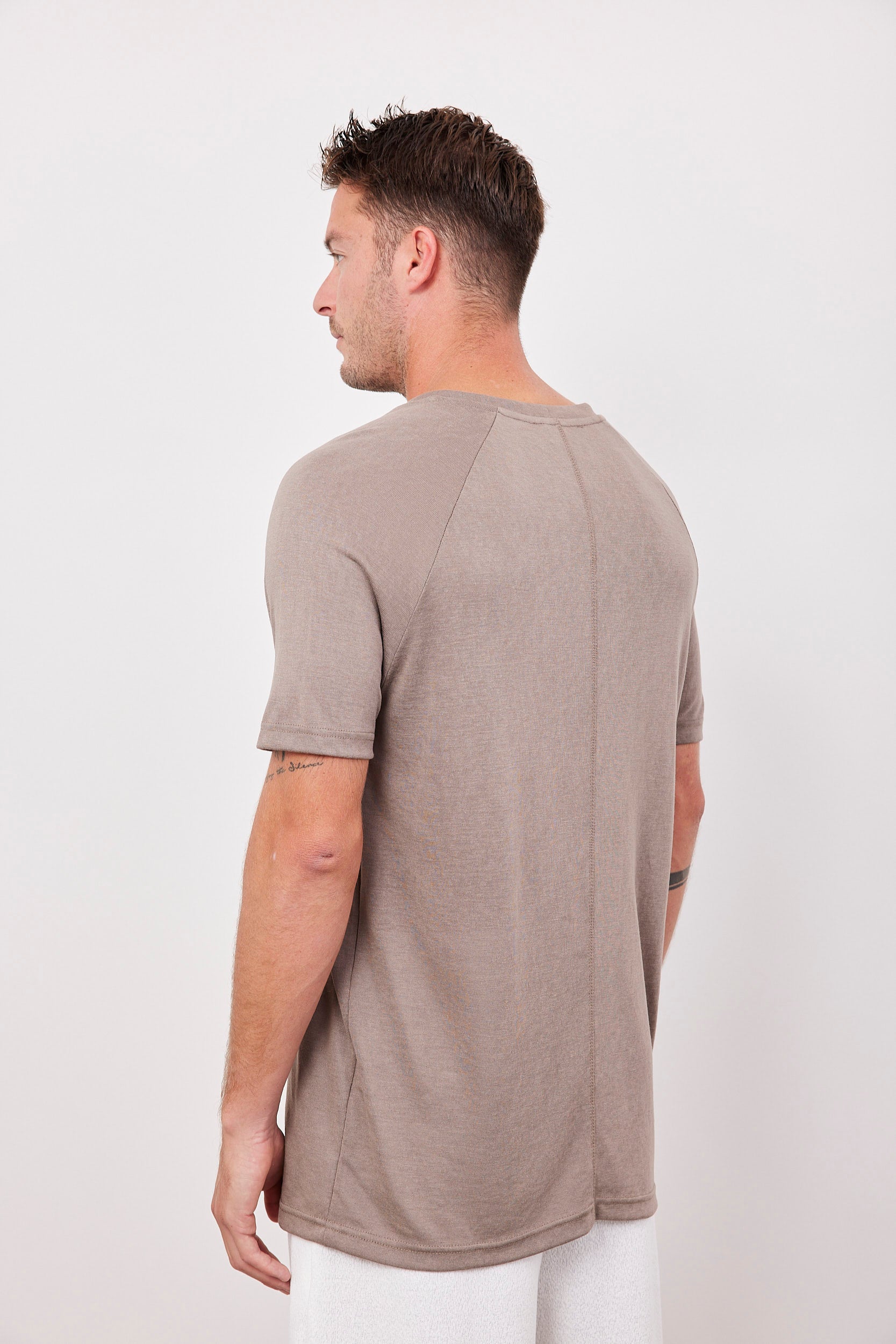 טי-שרט רגלן במראה פשתן