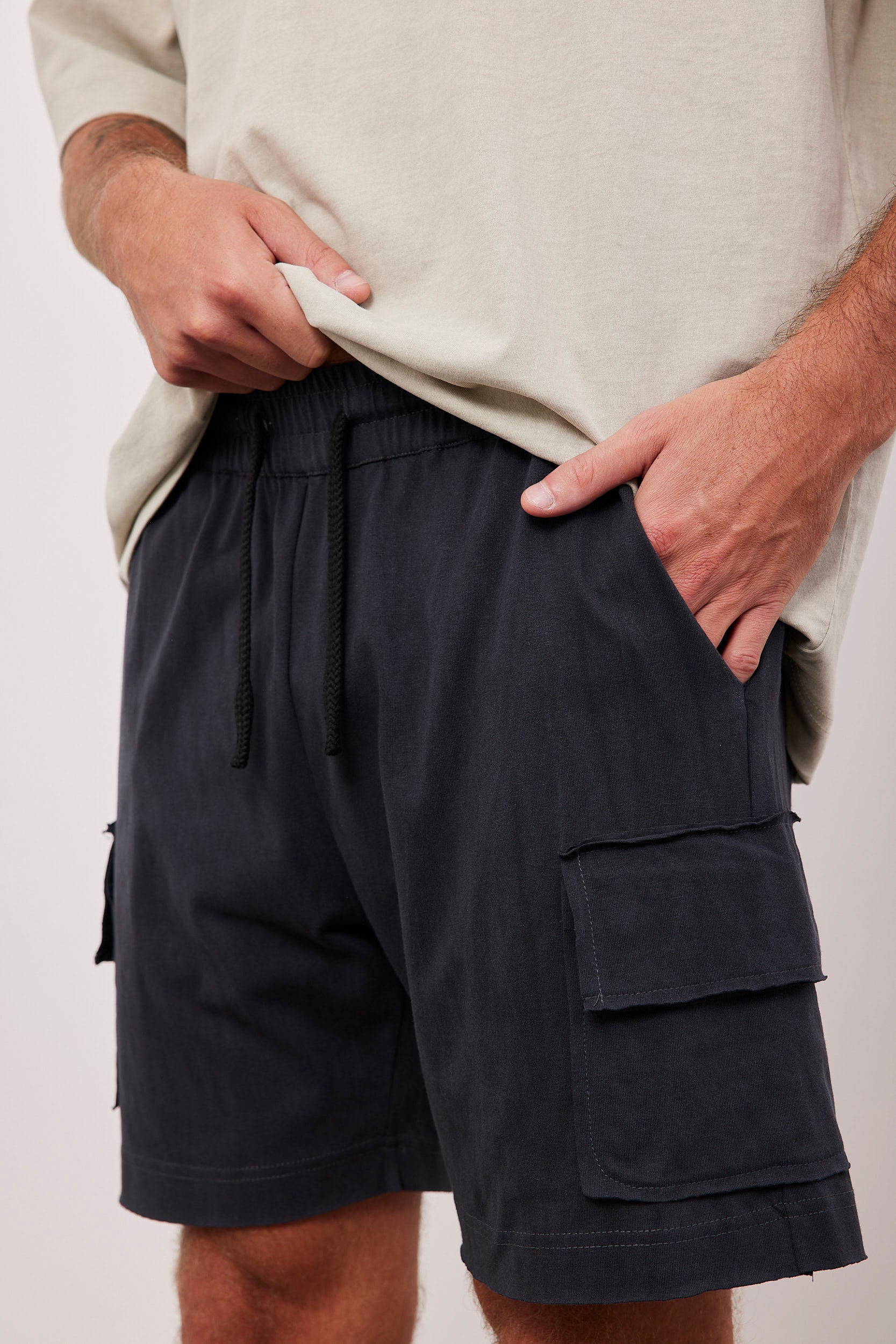 מכנסי טריקו עם כיסים צידיים